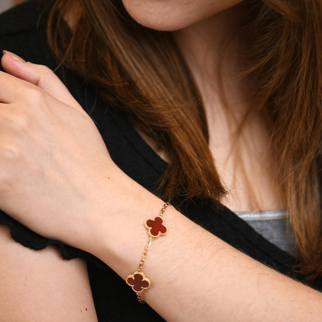 Van Cleef & Arpels Vintage Alhambra Karneol 5 Motiv Armband 18K Gelbgold im Angebot 3