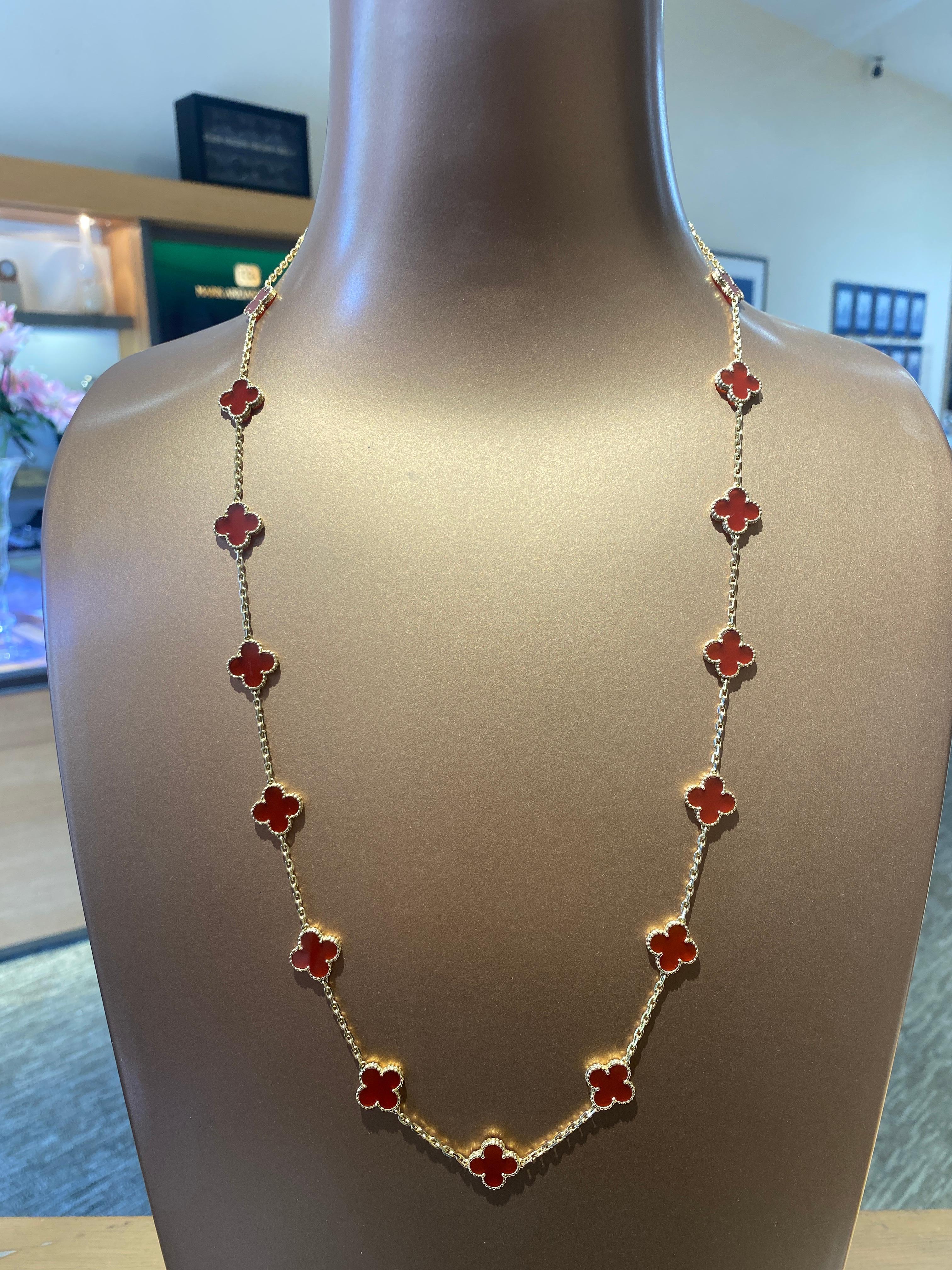In Anlehnung an das allererste Alhambra-Schmuckstück aus dem Jahr 1968 zeichnen sich die Vintage Alhambra-Kreationen von Van Cleef & Arpels durch ihre einzigartige:: zeitlose Eleganz aus. Diese vom Kleeblatt inspirierten Glückssymbole sind mit einem