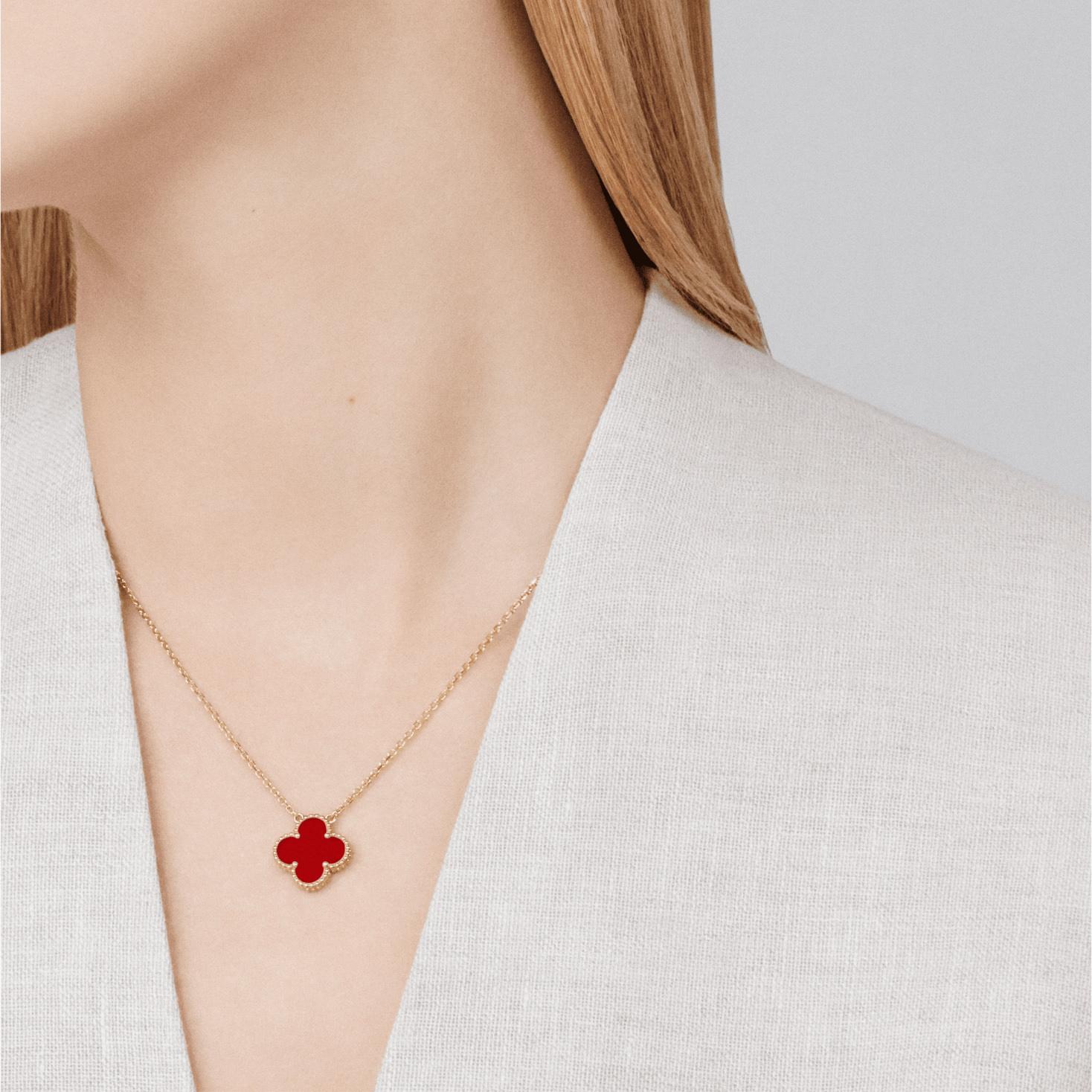 Brand = Van Cleef & Arpels
Gemstone = Carnelian
Metal = 18K Yellow Gold
Condition = Excelent
Jewelry Gift Box Included