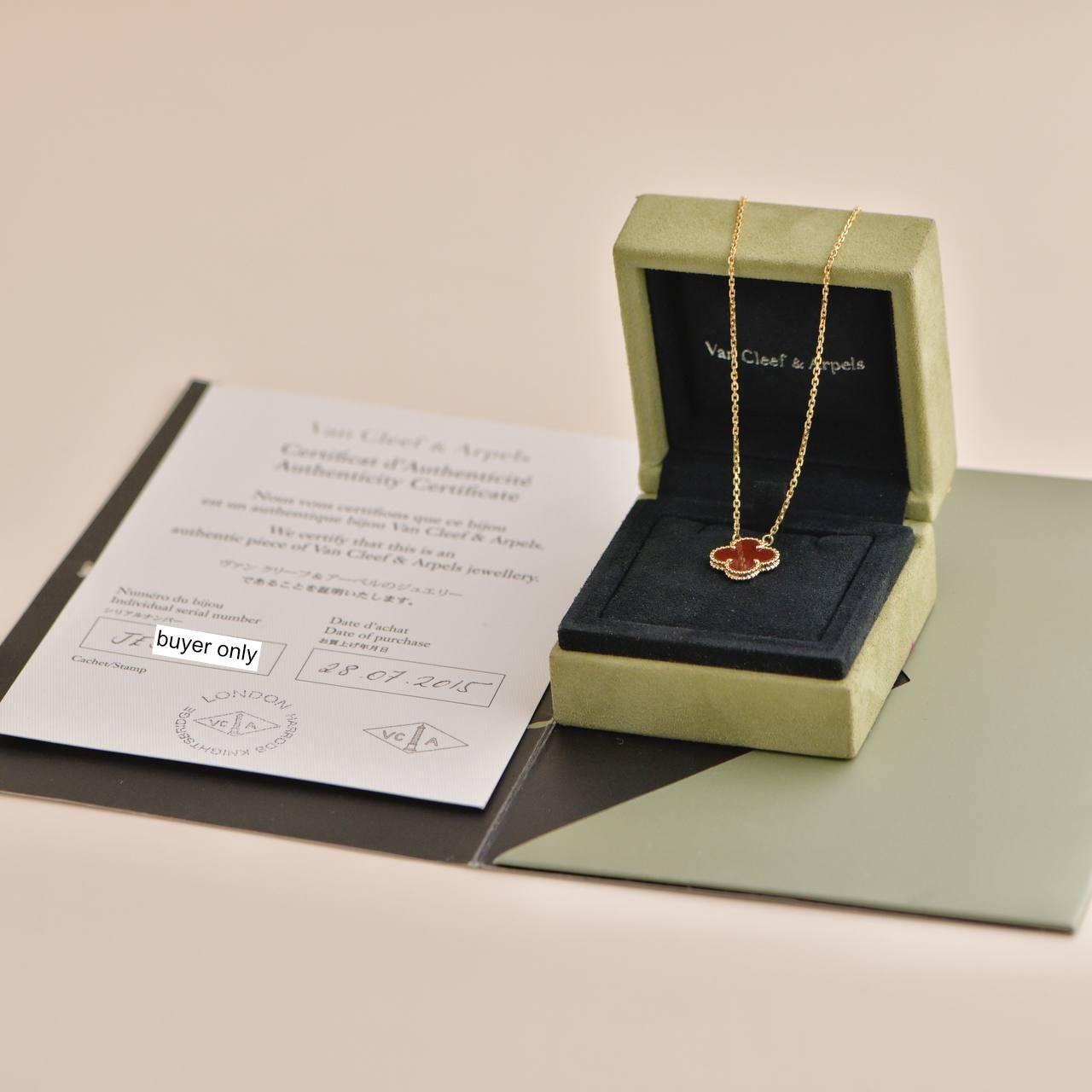 SKU	AT-2569
Comes With	Full Set (Box + Card)
Date	2015
RRP	£2,870 incl. taxes / $ 3,050 excl. taxes / 3,300 € incl. taxes
Model	VCARD35800
Serial Number	JE******
Metal	18k Yellow Gold
Stones	Carnelian
Weight	5.2 g
Length	42