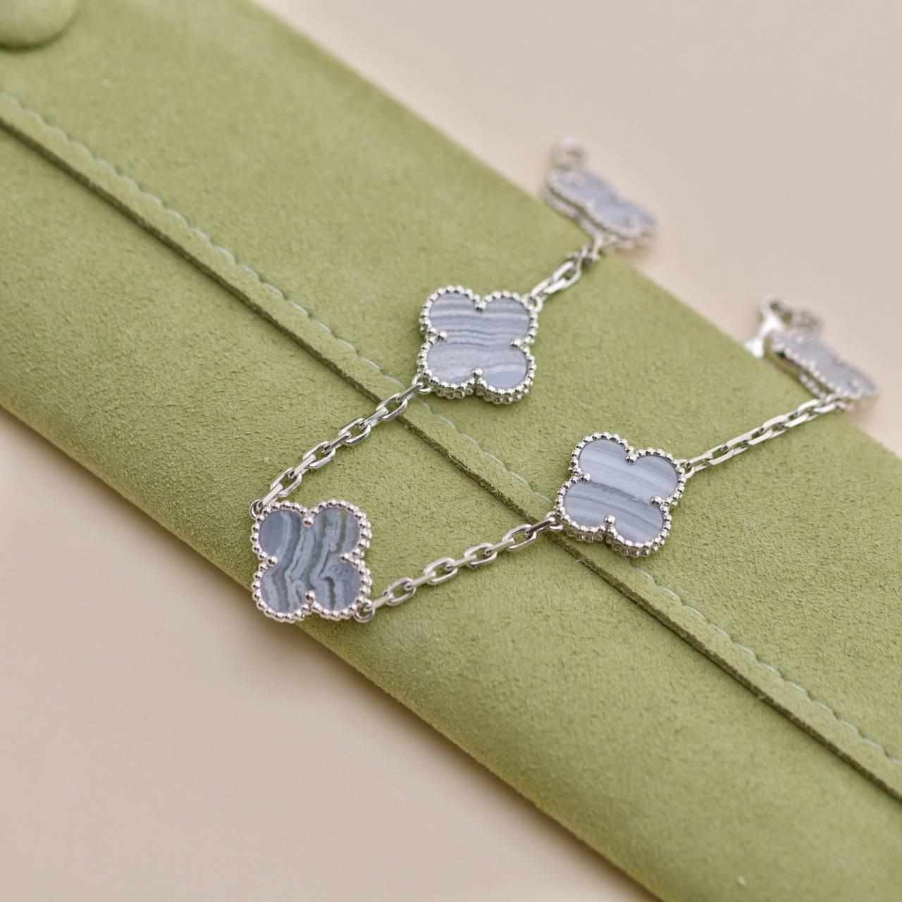Van Cleef & Arpels Bracciale vintage Alhambra in calcedonio a 5 motivi in oro bianco 18 carati In condizioni ottime in vendita a Banbury, GB