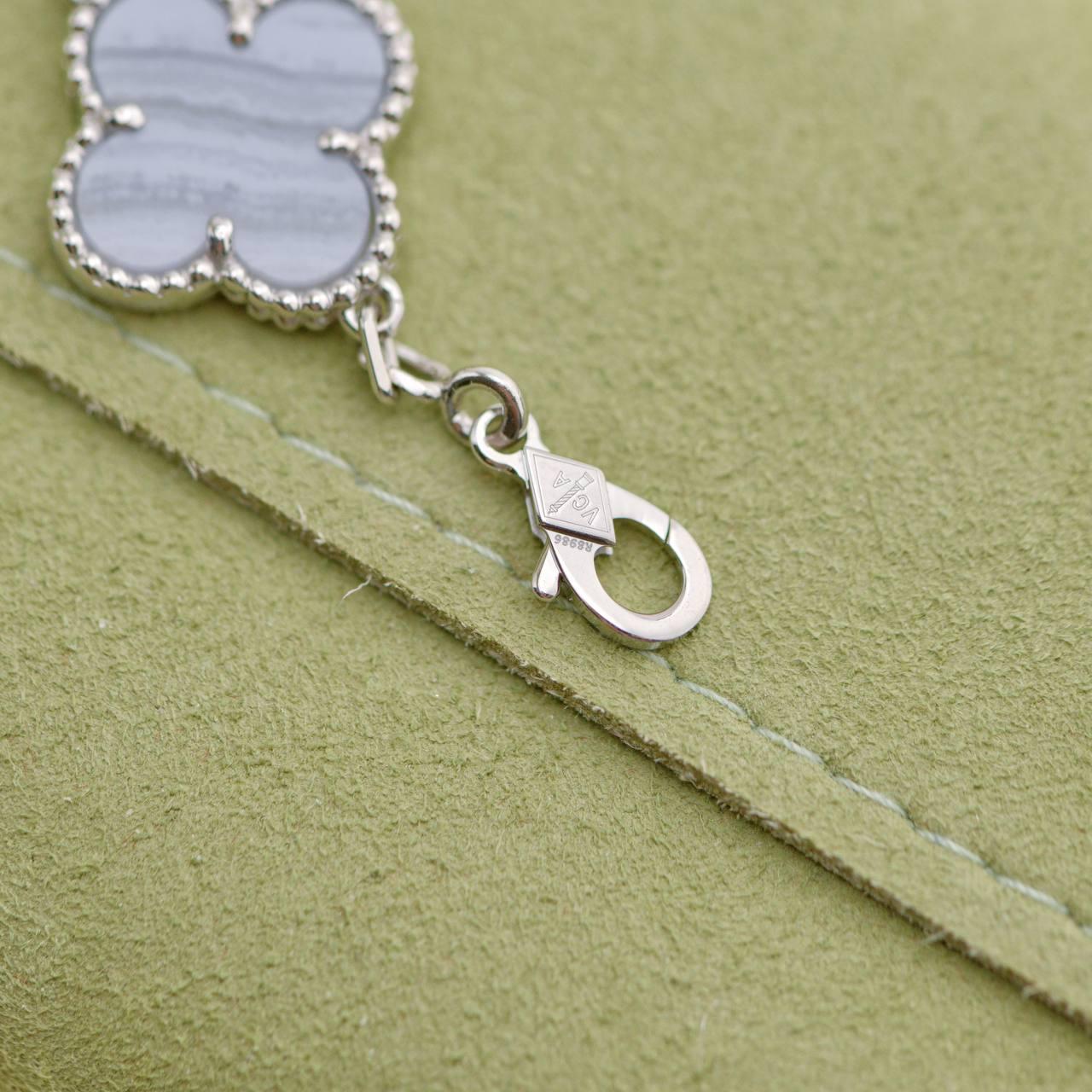 da uomo o donna Van Cleef & Arpels Bracciale vintage Alhambra in calcedonio a 5 motivi in oro bianco 18 carati in vendita