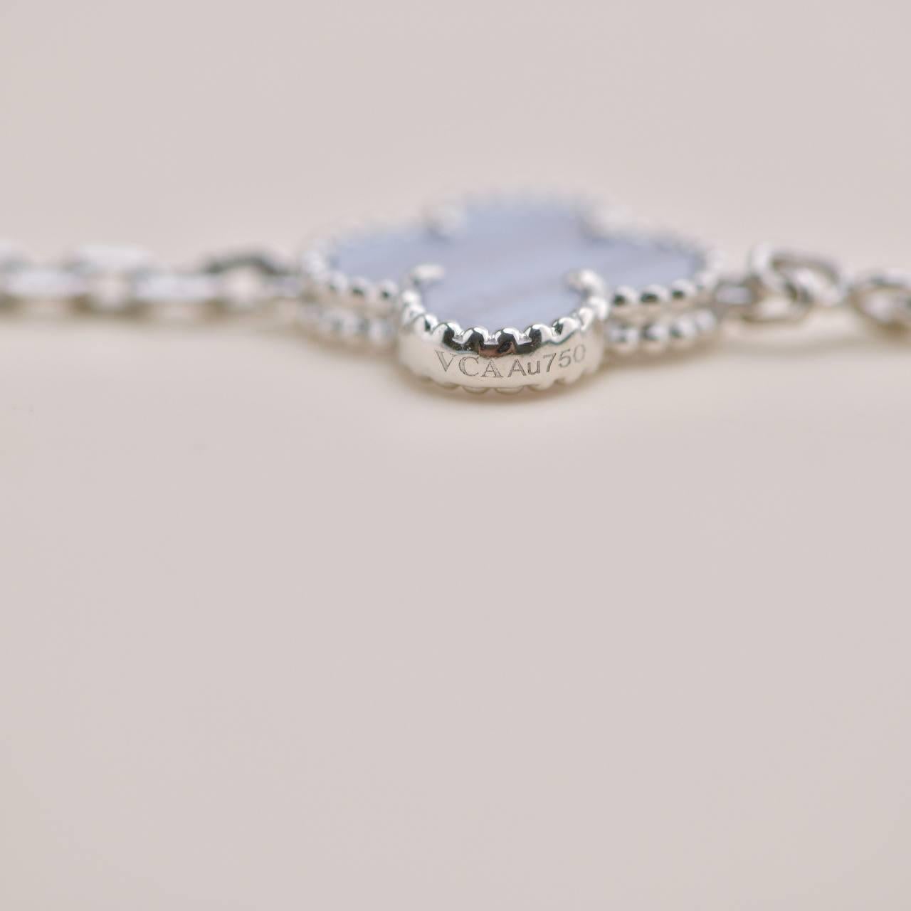 Van Cleef & Arpels Bracciale vintage Alhambra in calcedonio a 5 motivi in oro bianco 18 carati in vendita 1