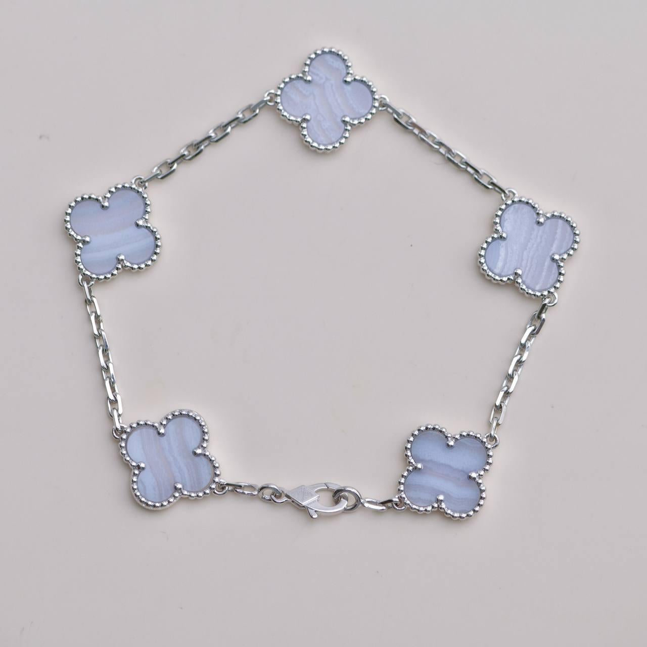 Van Cleef & Arpels Bracciale vintage Alhambra in calcedonio a 5 motivi in oro bianco 18 carati in vendita 3