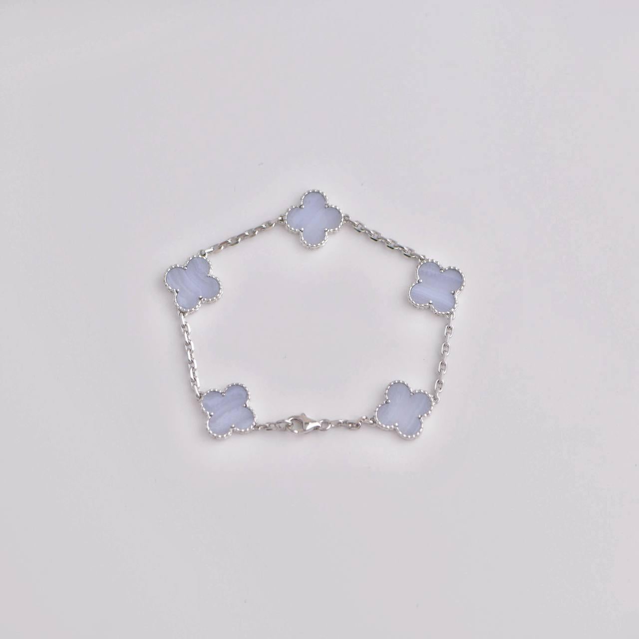 SKU	AT-2643
Comes With	Pouch Only
RRP	£5,050 Incl. Taxes / €5,950 Incl. Taxes / $ 5,550 Excl. taxes
Model	VCARD34700
Serial Number	BL******
Metal	18k White Gold
Stones	Chalcedony
Weight	Approximately 12.4 g
Length	Approximately 18