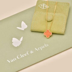 Van Cleef & Arpels Collier pendentif corail Alhambra Vintage or jaune 18K