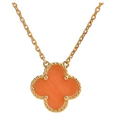 Van Cleef & Arpels Collier pendentif corail Alhambra Vintage or jaune 18K