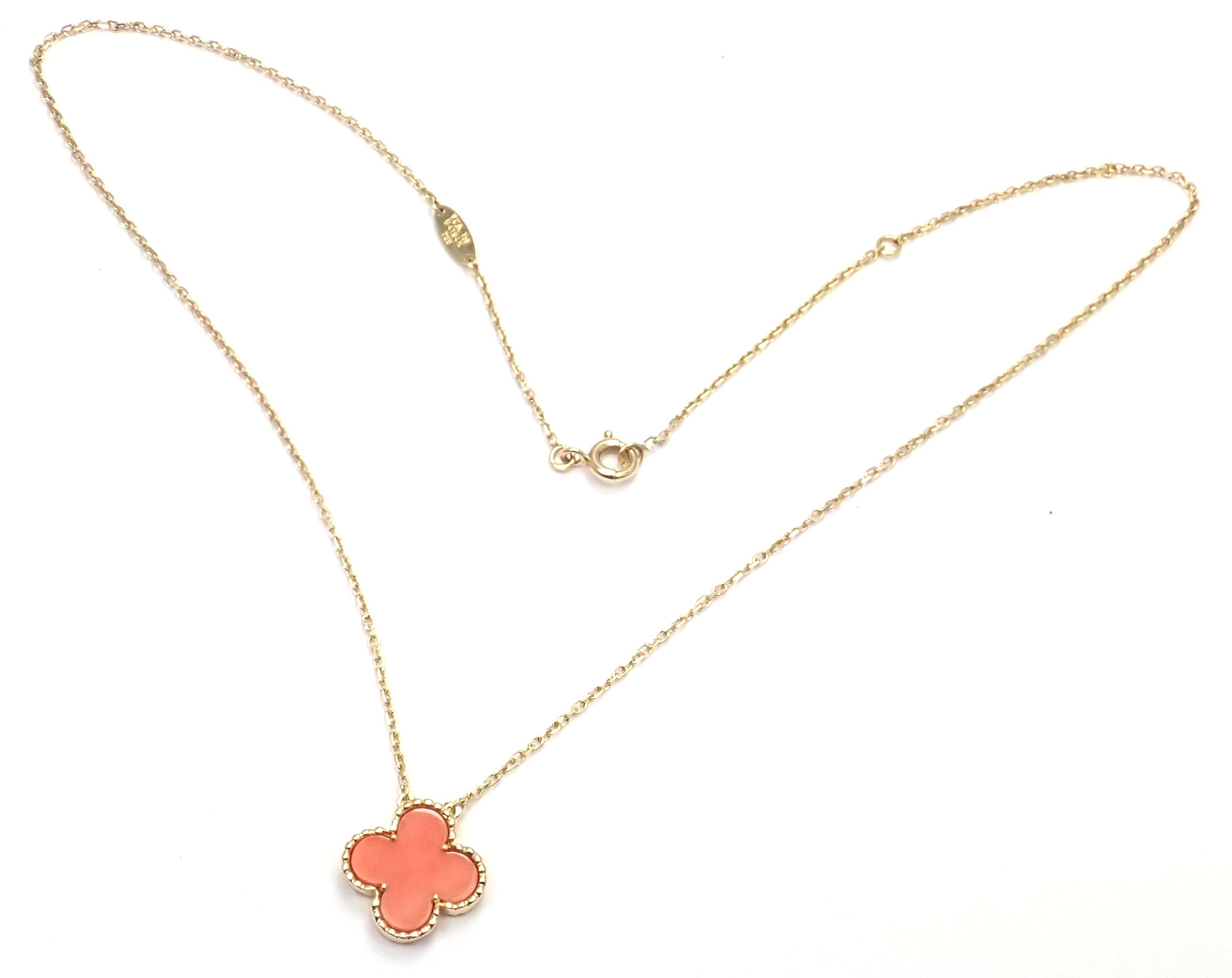 18k Gelbgold Vintage Coral Alhambra Anhänger Halskette von Van Cleef & Arpels. 
Mit Korallenstein im Alhambra-Schliff. 
Einzelheiten: 
Abmessungen: Länge: 16.5