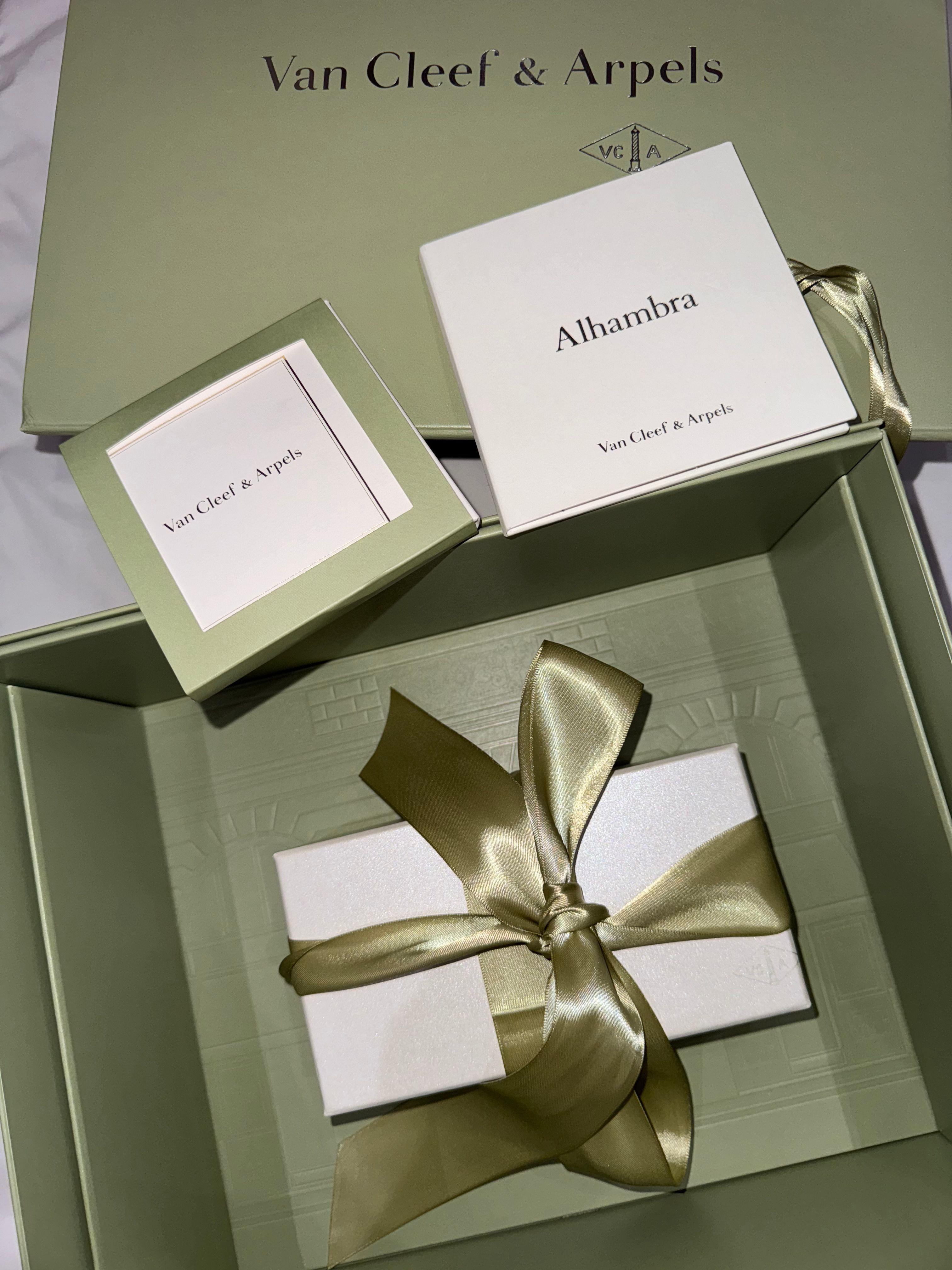 Van Cleef & Arpels Vintage Alhambra Dark Pietersite 18K White Gold Bracelet en vente 6