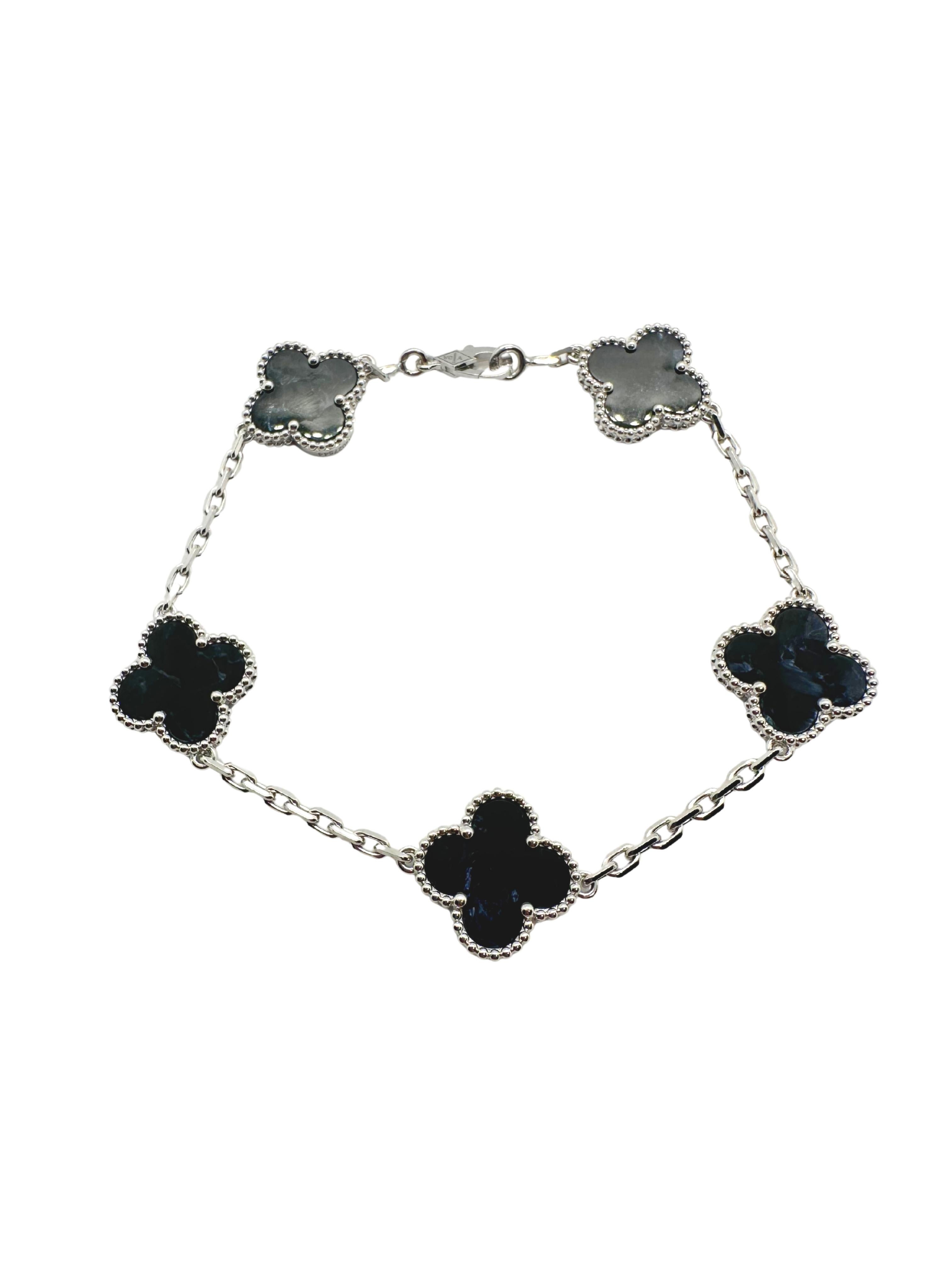 Or blanc 18K AU 750 
Très belle Pietersite bleu foncé et noire avec des veines naturelles, des teintes, des couleurs, du poli et de la brillance. Veuillez examiner toutes les photos et la vidéo pour vous rendre compte de l'aspect de l'objet. 
11.02