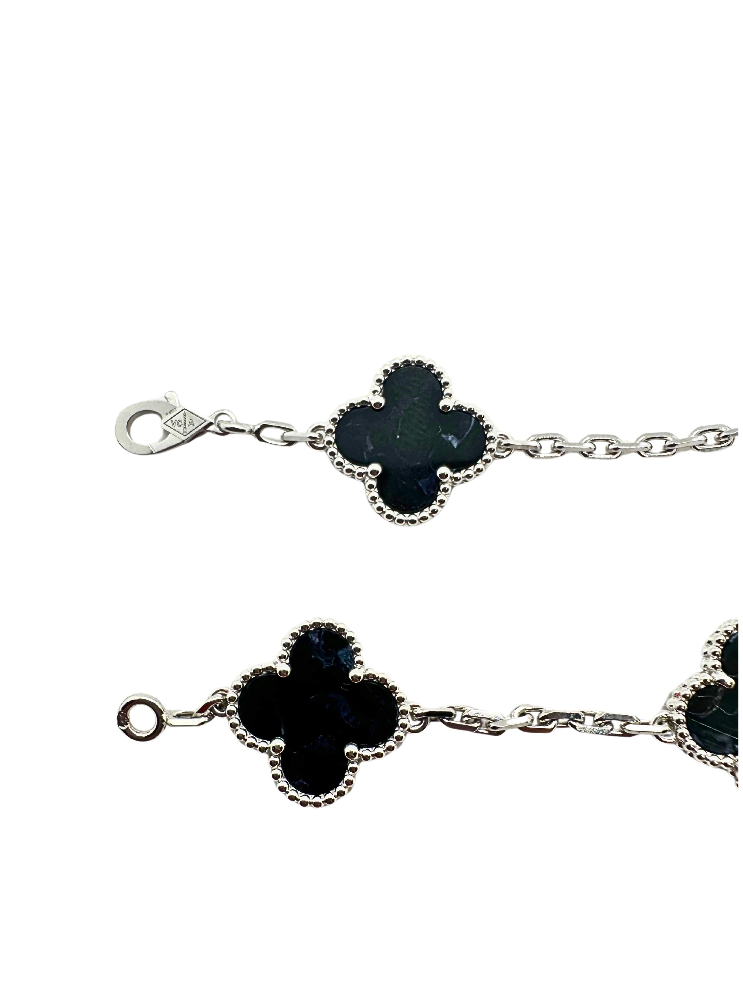 Taille cabochon Van Cleef & Arpels Vintage Alhambra Dark Pietersite 18K White Gold Bracelet en vente