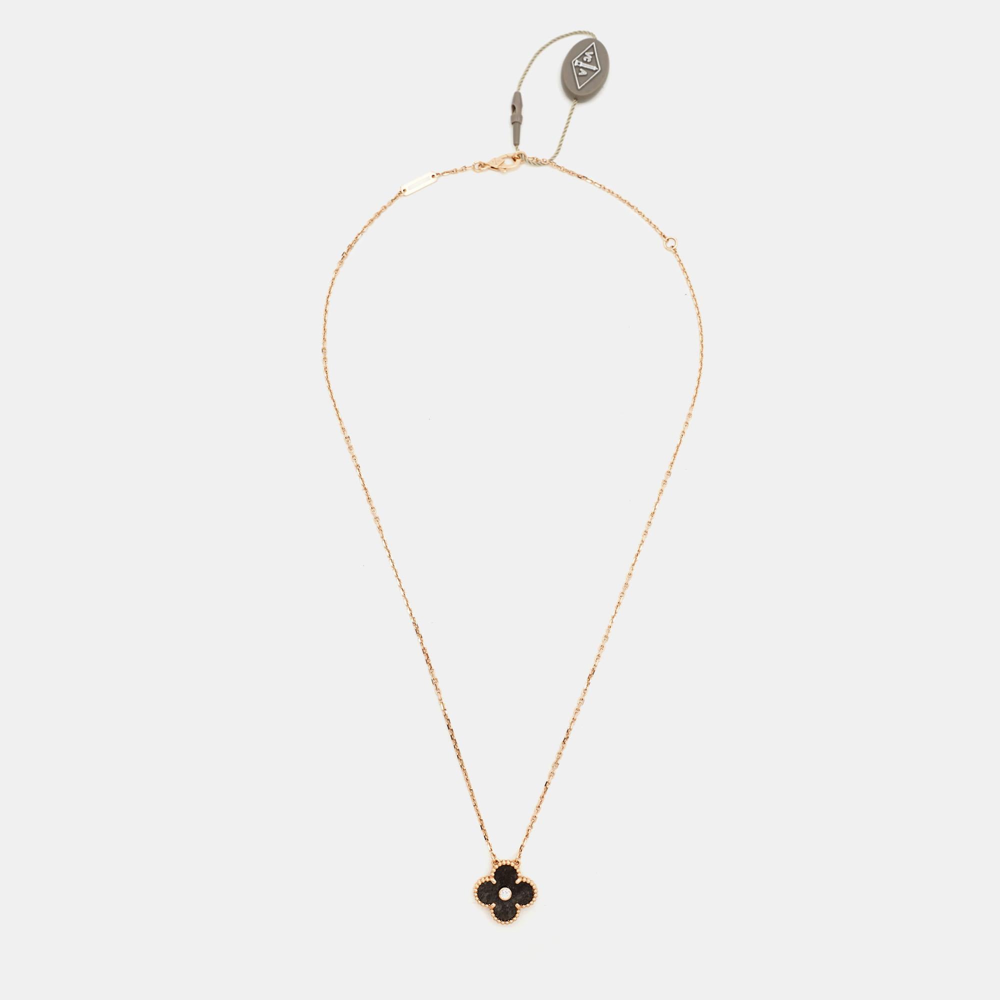 Van Cleef & Arpels, collier pendentif vintage Alhambra en or rose 18 carats et diamants Excellent état - En vente à Dubai, Al Qouz 2