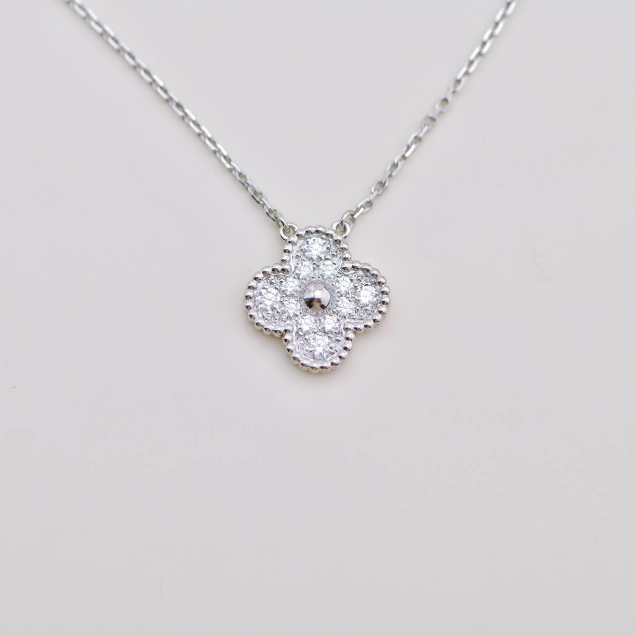 Van Cleef & Arpels Collana Vintage Alhambra con diamante in oro bianco 18 carati in vendita 1