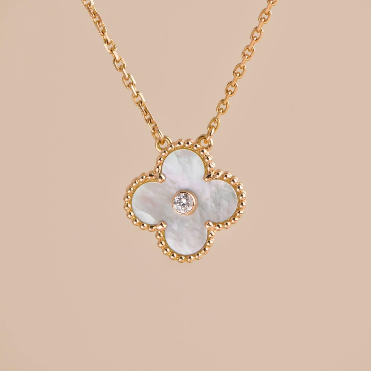 Van Cleef & Arpels Collier pendentif Vintage Alhambra 2012 Holiday Diamond MOP Excellent état à Banbury, GB