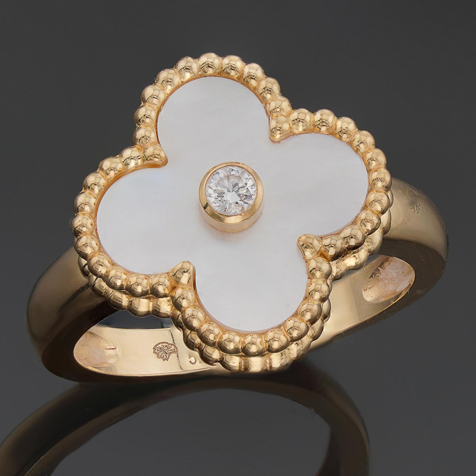 Este magnífico anillo Van Cleef & Arpels de la emblemática colección Vintage Alhambra presenta el diseño del trébol de la suerte, elaborado en oro amarillo de 18 quilates y nácar, y acentuado con un diamante redondo talla brillante engastado en