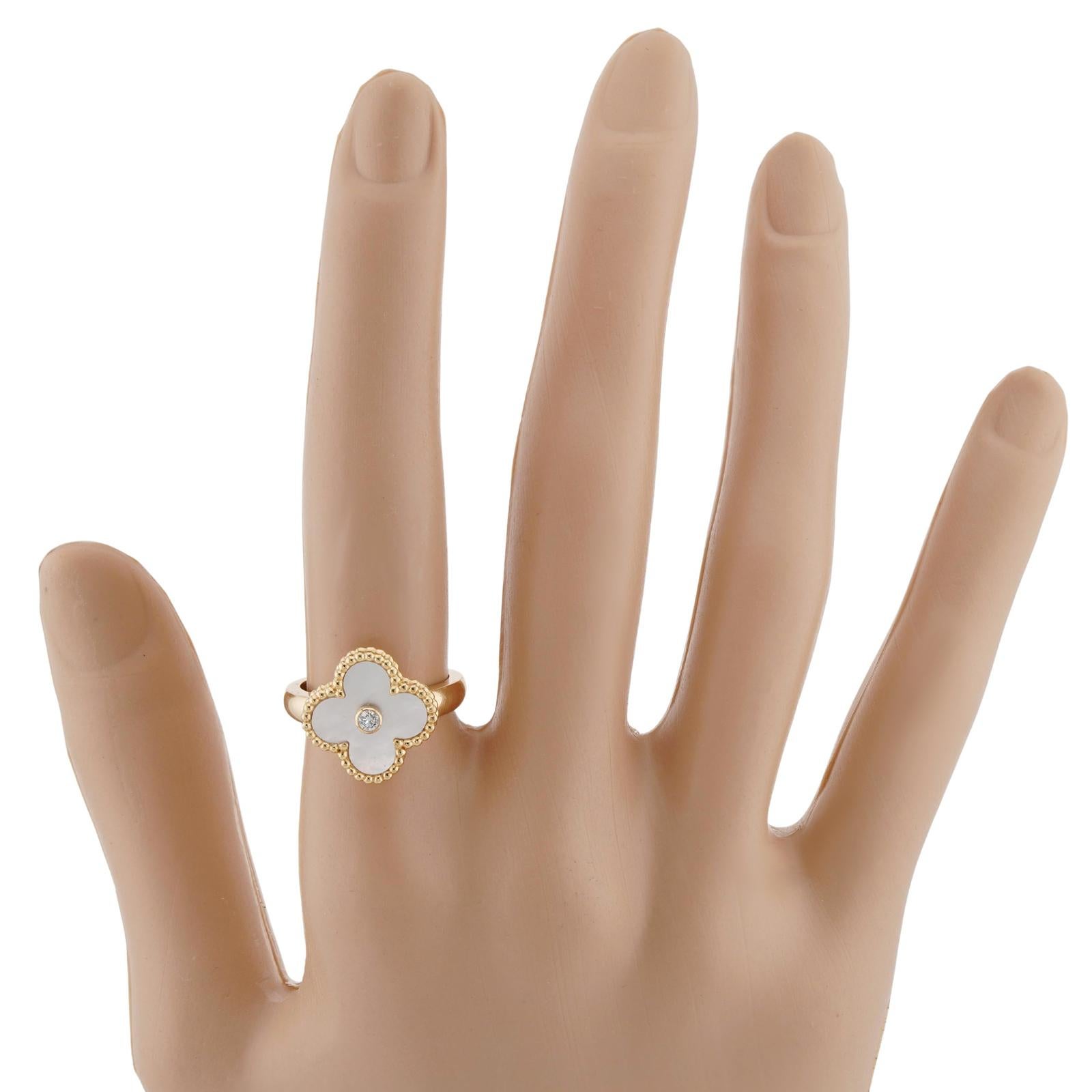 VAN CLEEF & ARPELS Vintage Alhambra Anillo de oro con diamantes y nácar 52 papeles Corte brillante en venta