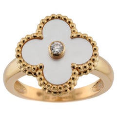 VAN CLEEF & ARPELS Bague vintage Alhambra en or avec diamants et nacre 52 papiers