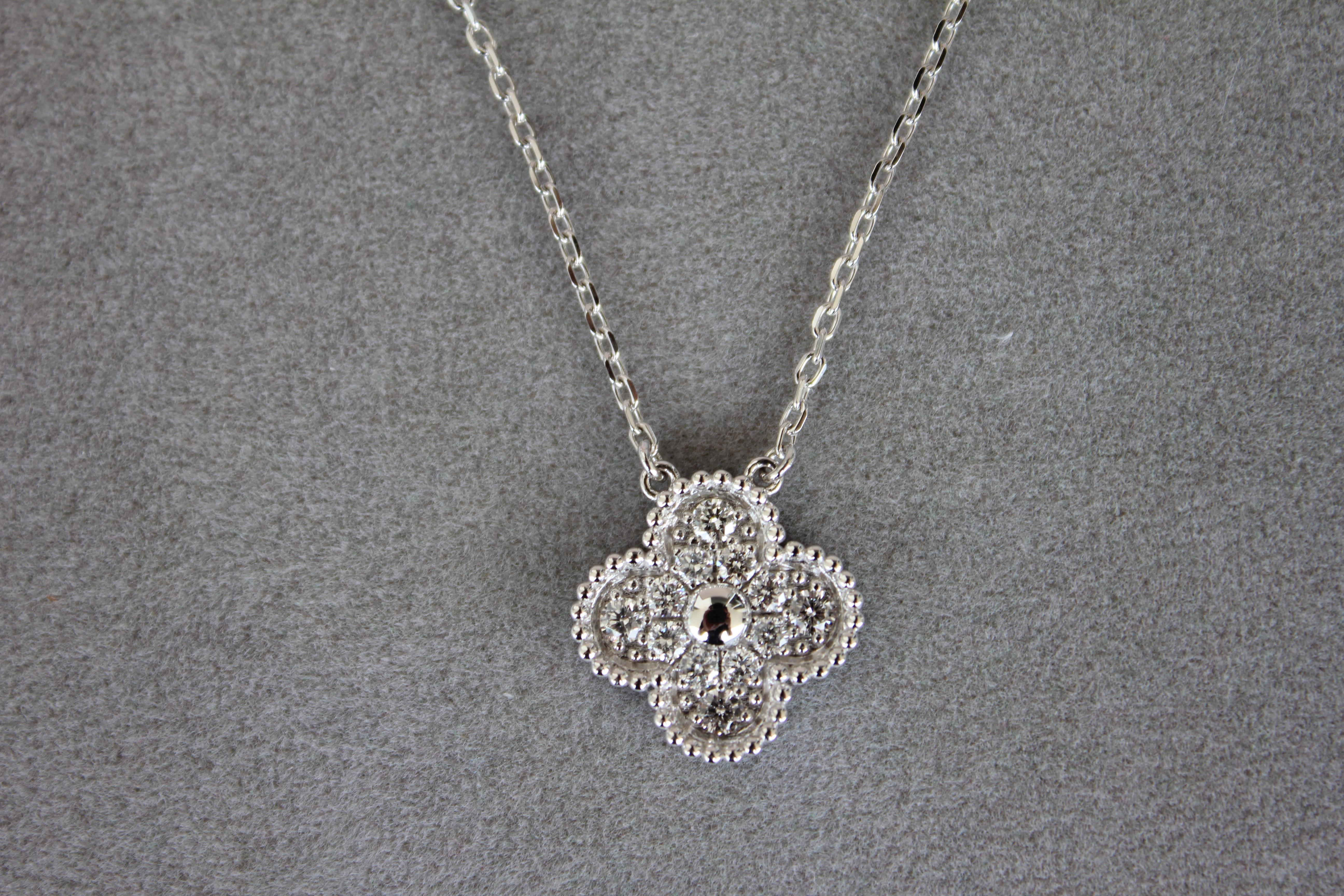Van Cleef & Arpels Vintage Alhambra Diamant-Halskette mit Pave-Anhänger aus 18 Karat Weißgold mit Alhambra-Diamant 4