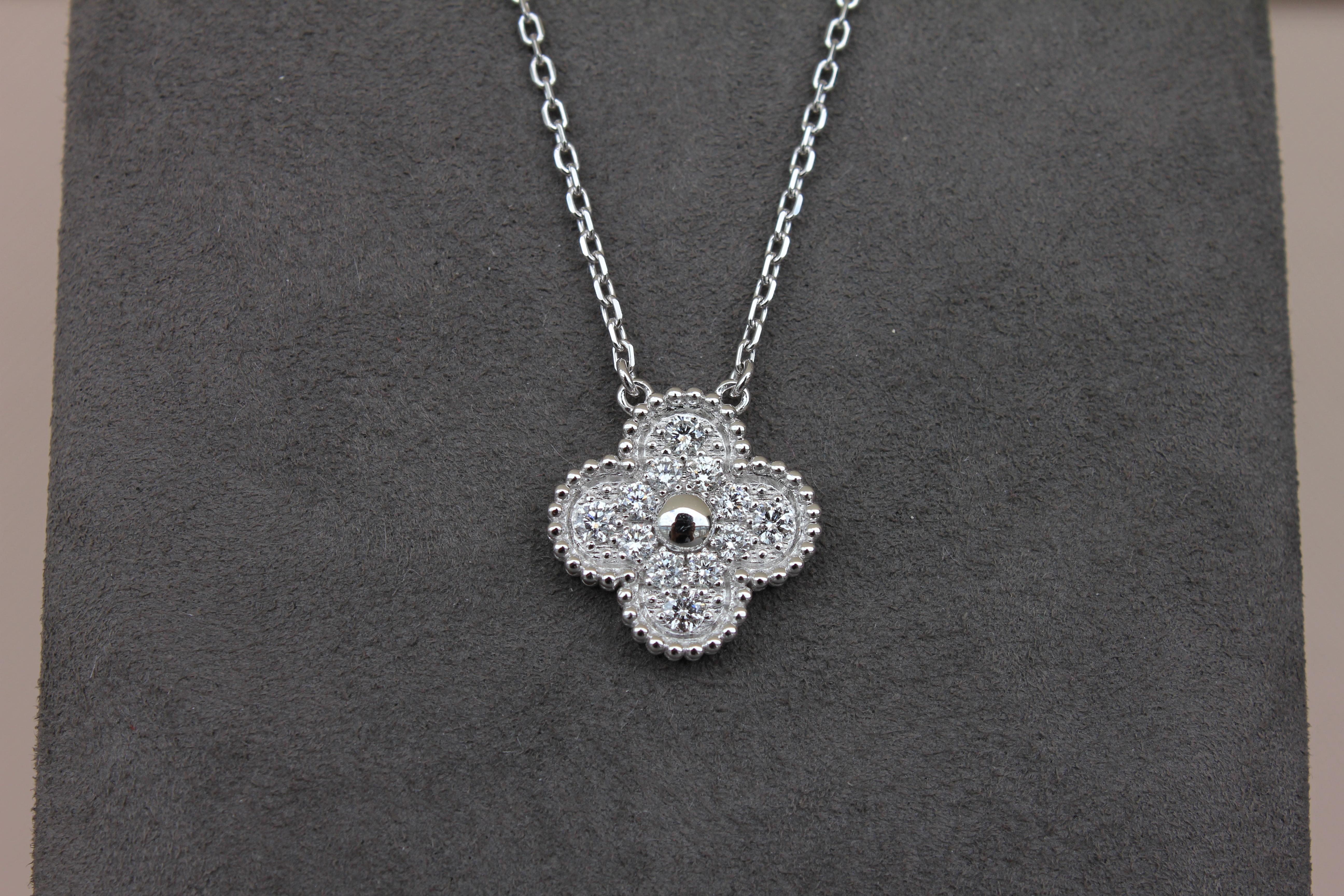 Van Cleef & Arpels Vintage Alhambra Diamant-Halskette mit Pave-Anhänger aus 18 Karat Weißgold mit Alhambra-Diamant (Moderne)