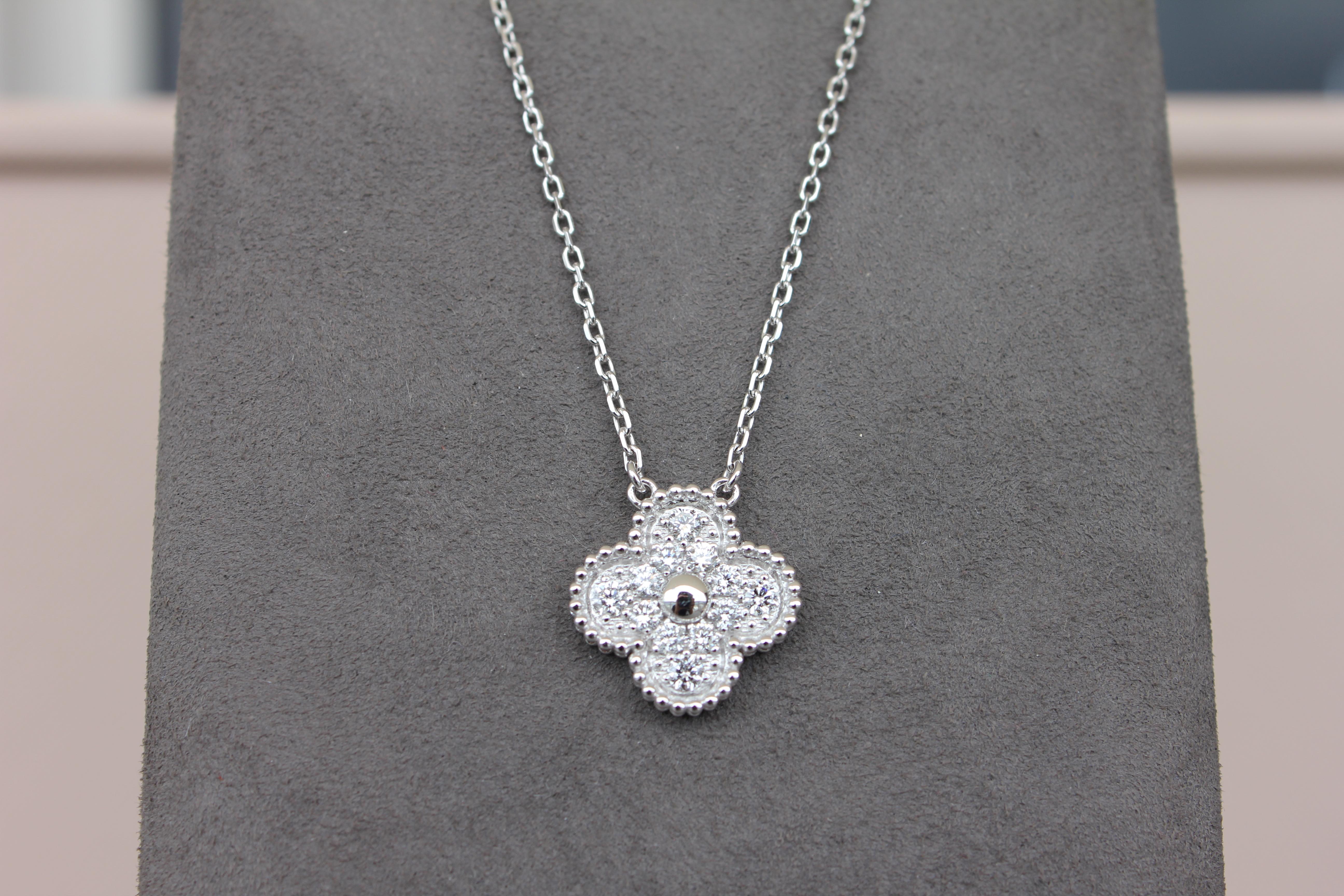 Van Cleef & Arpels Vintage Alhambra Diamant-Halskette mit Pave-Anhänger aus 18 Karat Weißgold mit Alhambra-Diamant (Brillantschliff)