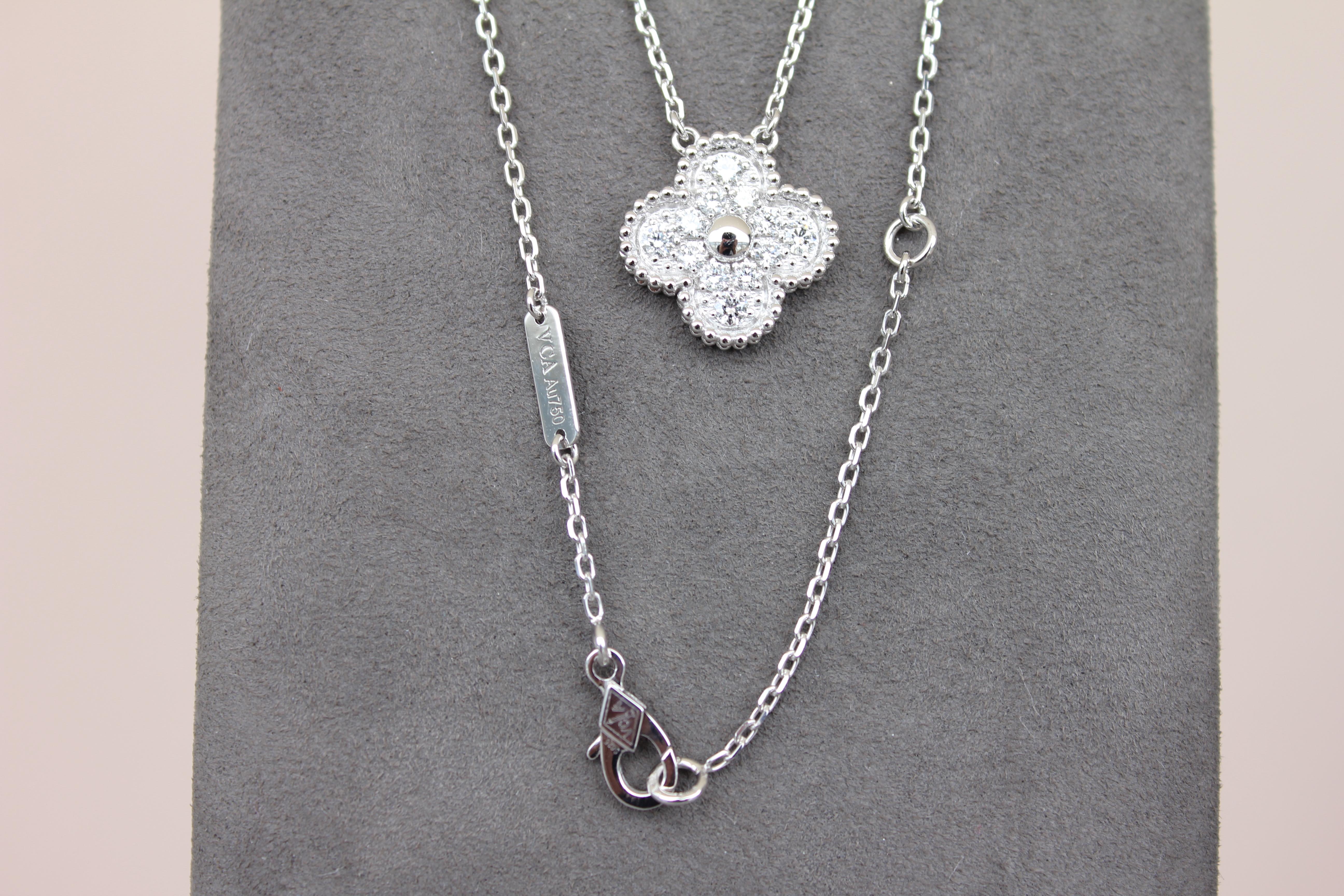 Van Cleef & Arpels Vintage Alhambra Diamant-Halskette mit Pave-Anhänger aus 18 Karat Weißgold mit Alhambra-Diamant im Zustand „Hervorragend“ in Fairfax, VA