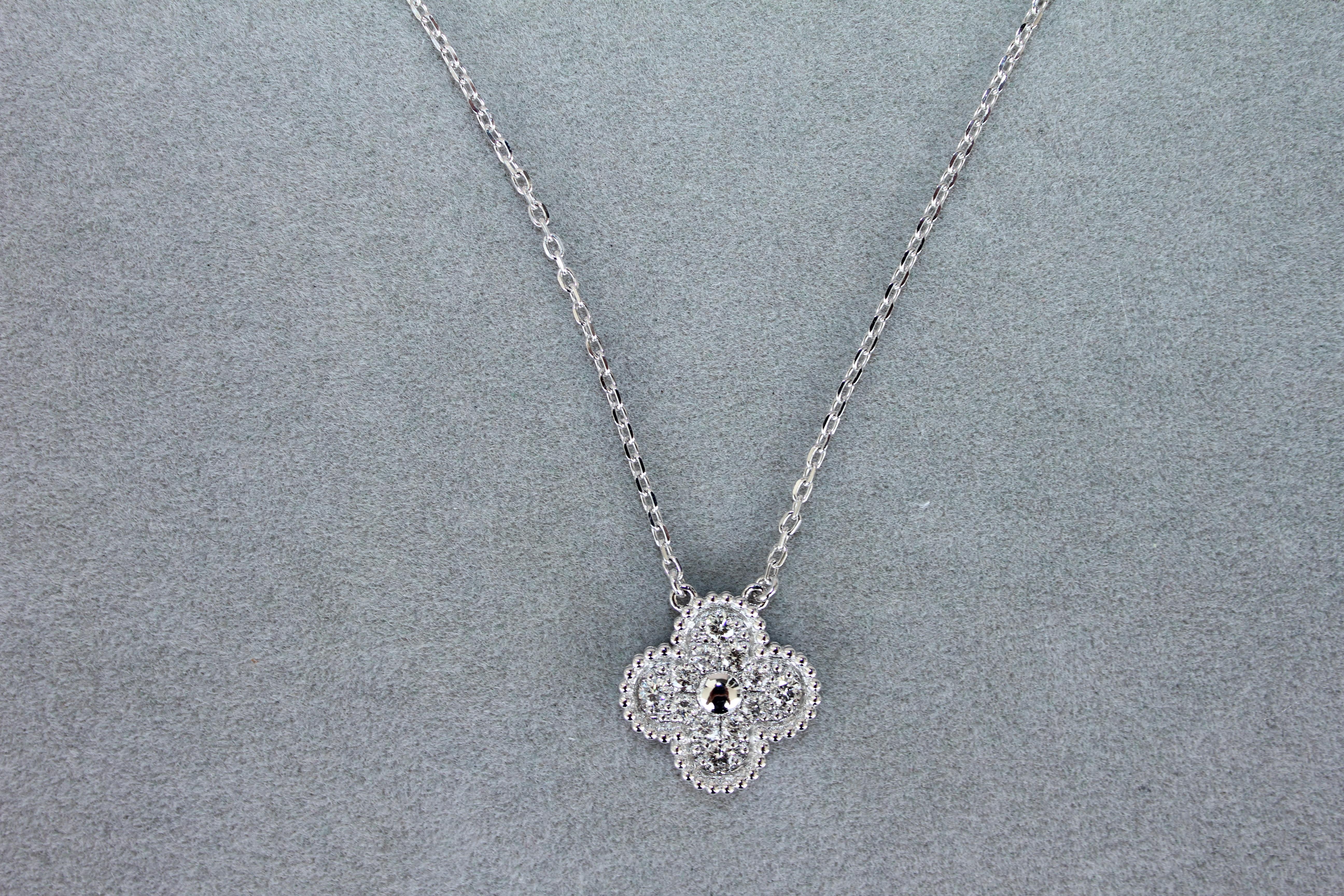 Van Cleef & Arpels Vintage Alhambra Diamant-Halskette mit Pave-Anhänger aus 18 Karat Weißgold mit Alhambra-Diamant 1