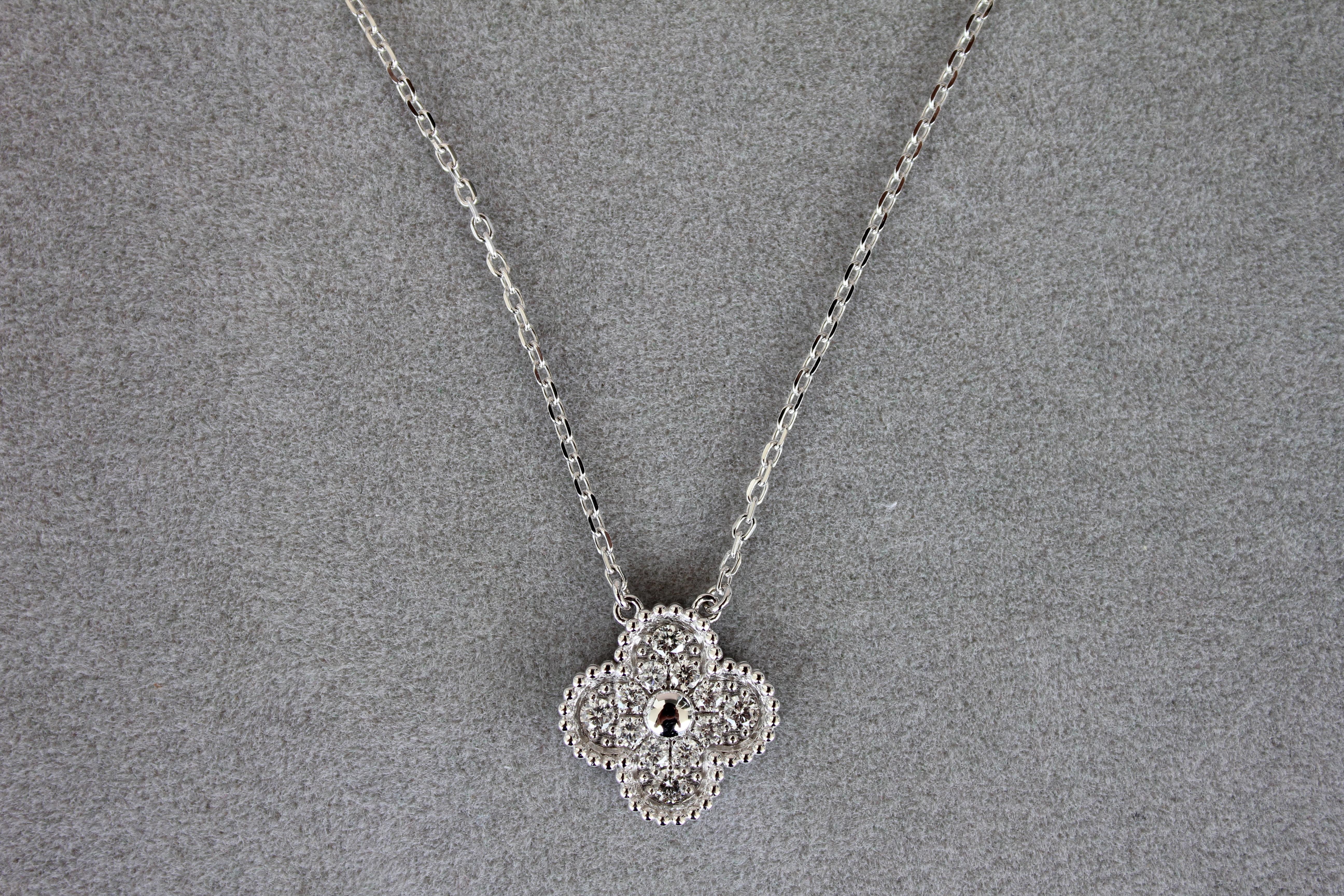 Van Cleef & Arpels Vintage Alhambra Diamant-Halskette mit Pave-Anhänger aus 18 Karat Weißgold mit Alhambra-Diamant 2