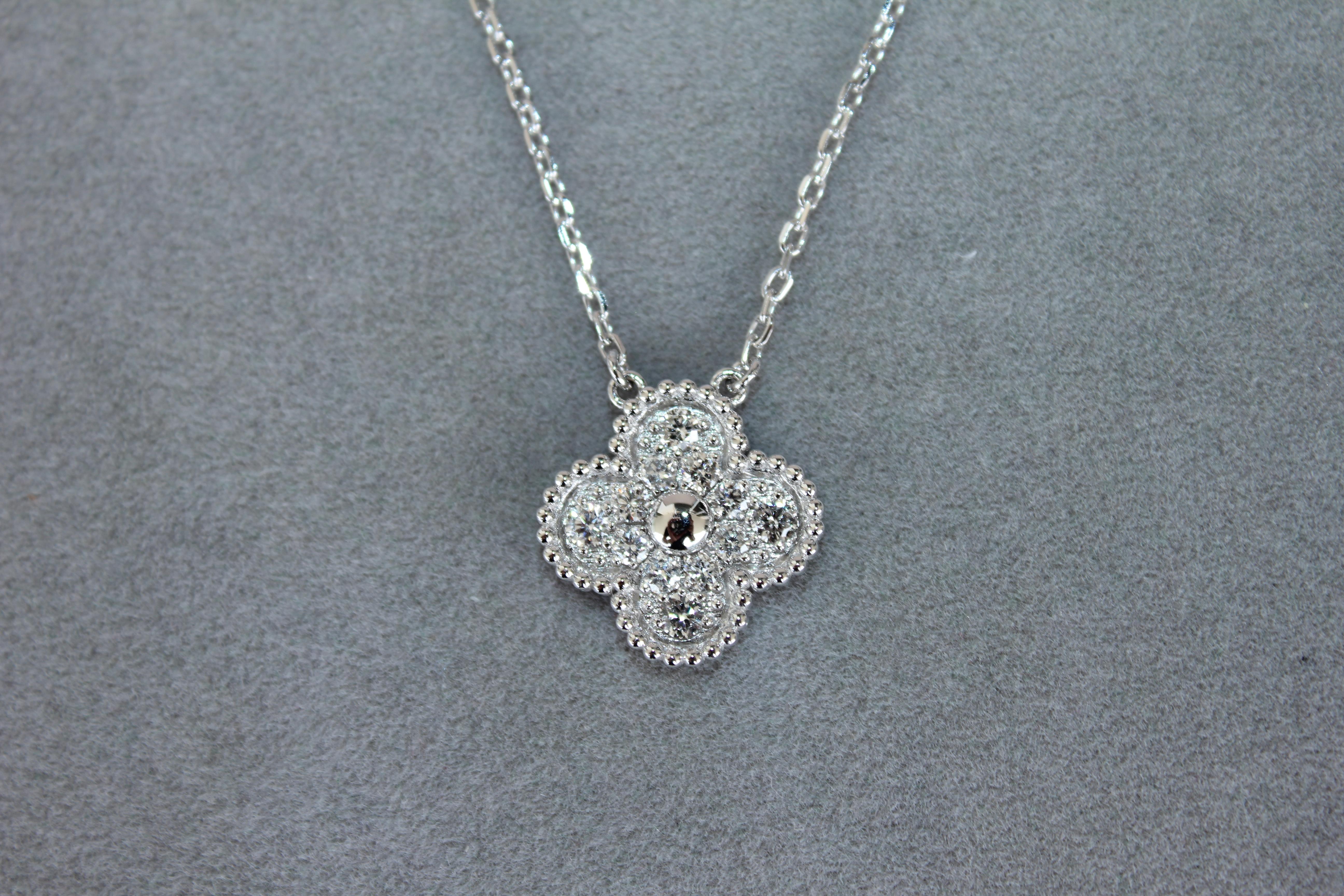 Van Cleef & Arpels Vintage Alhambra Diamant-Halskette mit Pave-Anhänger aus 18 Karat Weißgold mit Alhambra-Diamant 3