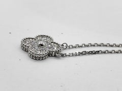 Collana con ciondolo Van Cleef & Arpels Vintage Alhambra con pavé di diamanti in oro bianco 18 carati