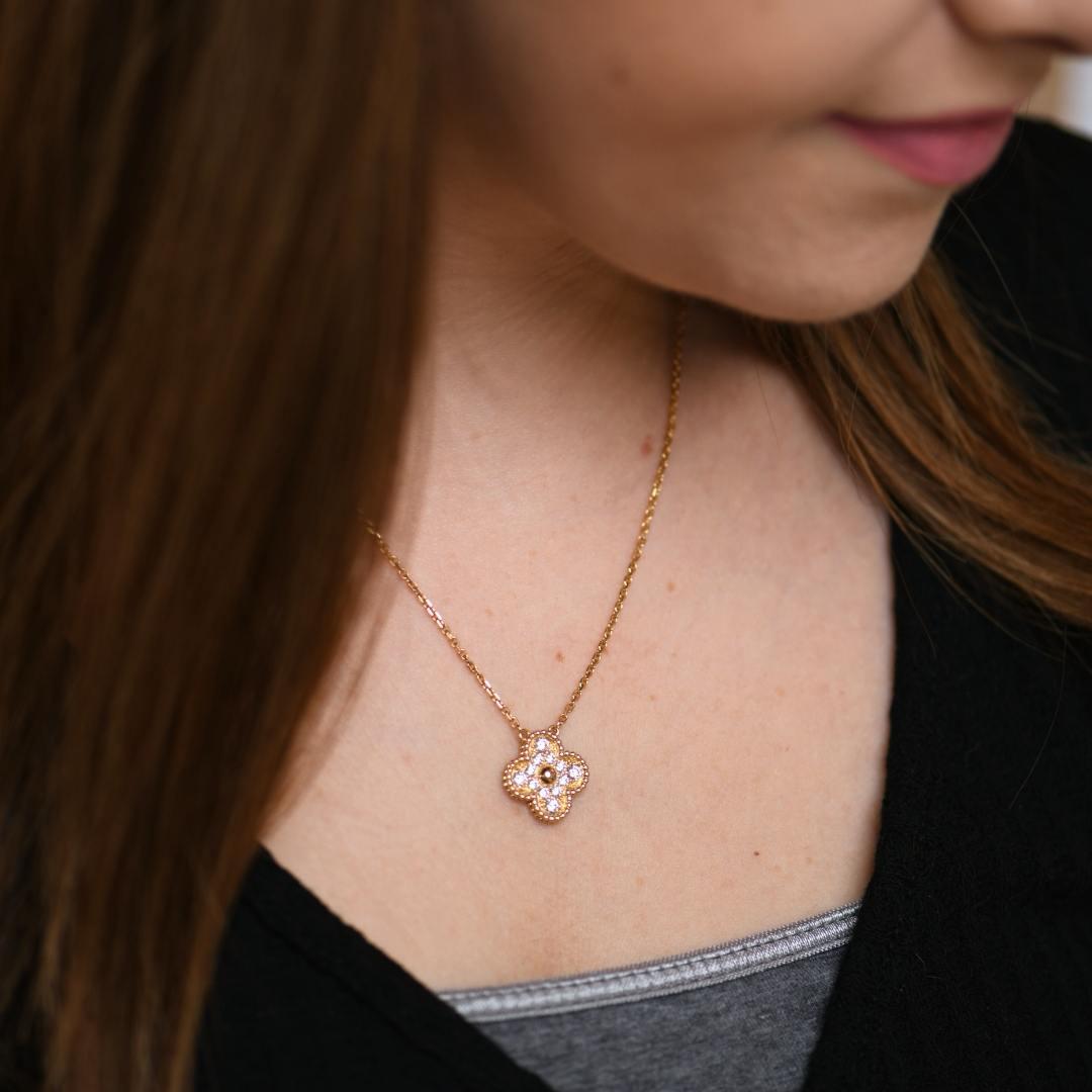 Taille brillant Van Cleef & Arpels, collier pendentif vintage Alhambra en or jaune pavé de diamants