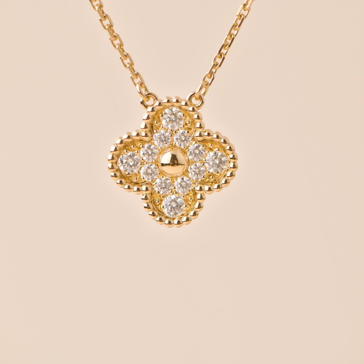Van Cleef & Arpels, collier pendentif vintage Alhambra en or jaune pavé de diamants Excellent état à Banbury, GB