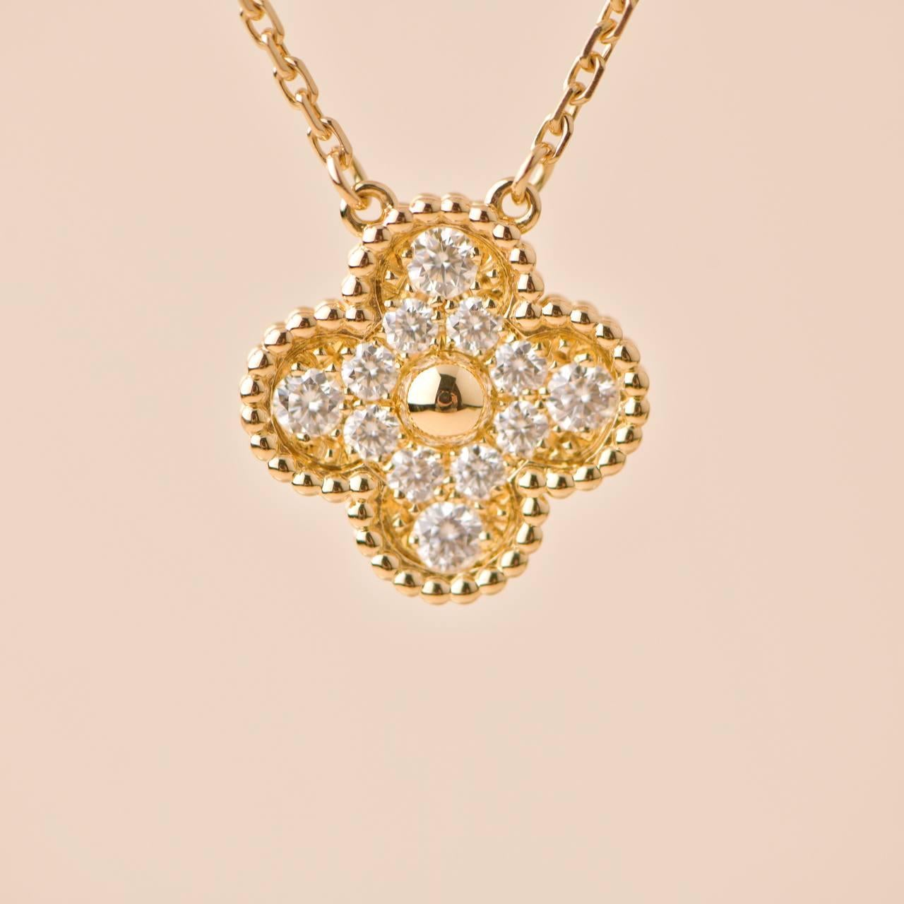  Van Cleef & Arpels, collier pendentif vintage Alhambra en or jaune pavé de diamants Unisexe 