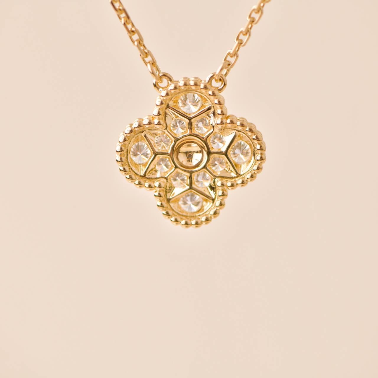 Van Cleef & Arpels, collier pendentif vintage Alhambra en or jaune pavé de diamants 1