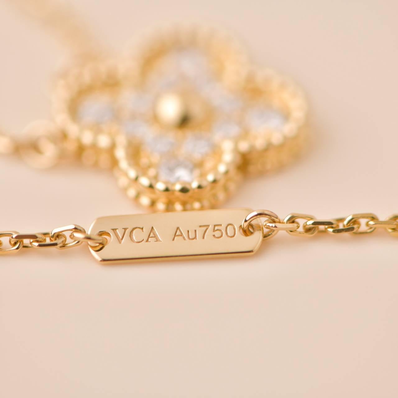 Van Cleef & Arpels, collier pendentif vintage Alhambra en or jaune pavé de diamants 2