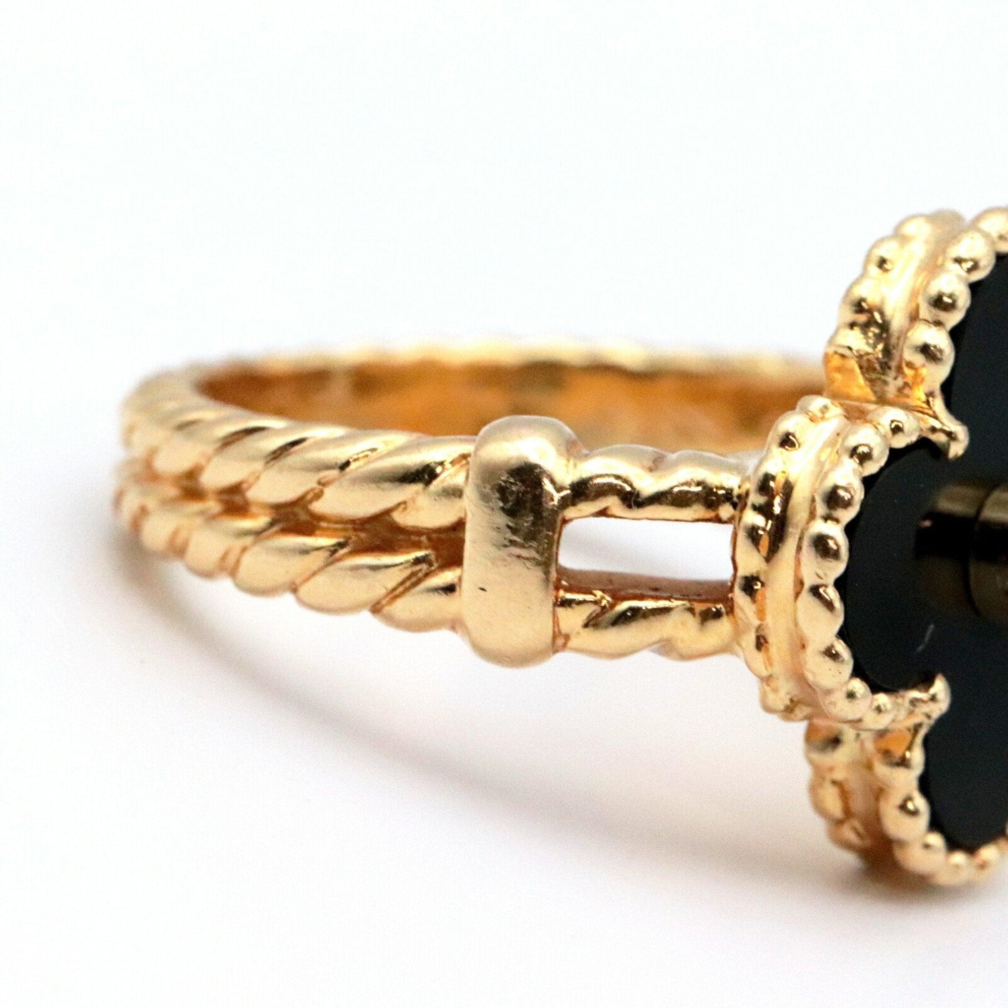 Van Cleef & Arpels Vintage Alhambra Diamond Ring in 18K Yellow Gold In Good Condition For Sale In London, GB