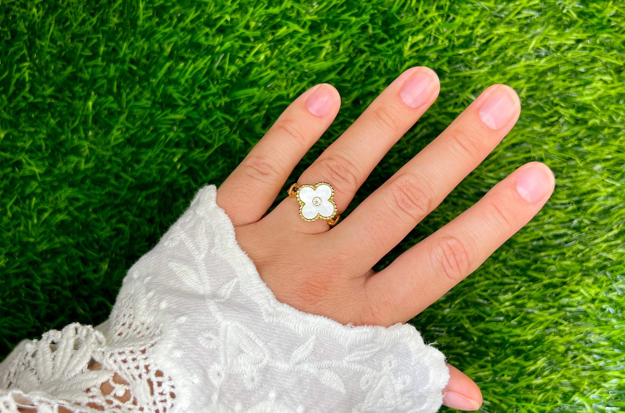 Marke: Van Cleef & Arpels
Collection'S: Vintage By Alhambra
Es kommt mit der originalen Box
Runder Brillantschliff Diamant
( Farbe: F, Reinheit: VS ) 
Metall: 18K Gelbgold
Ring Größe: 5.5 US
Es kann kostenlos in der Größe verändert werden