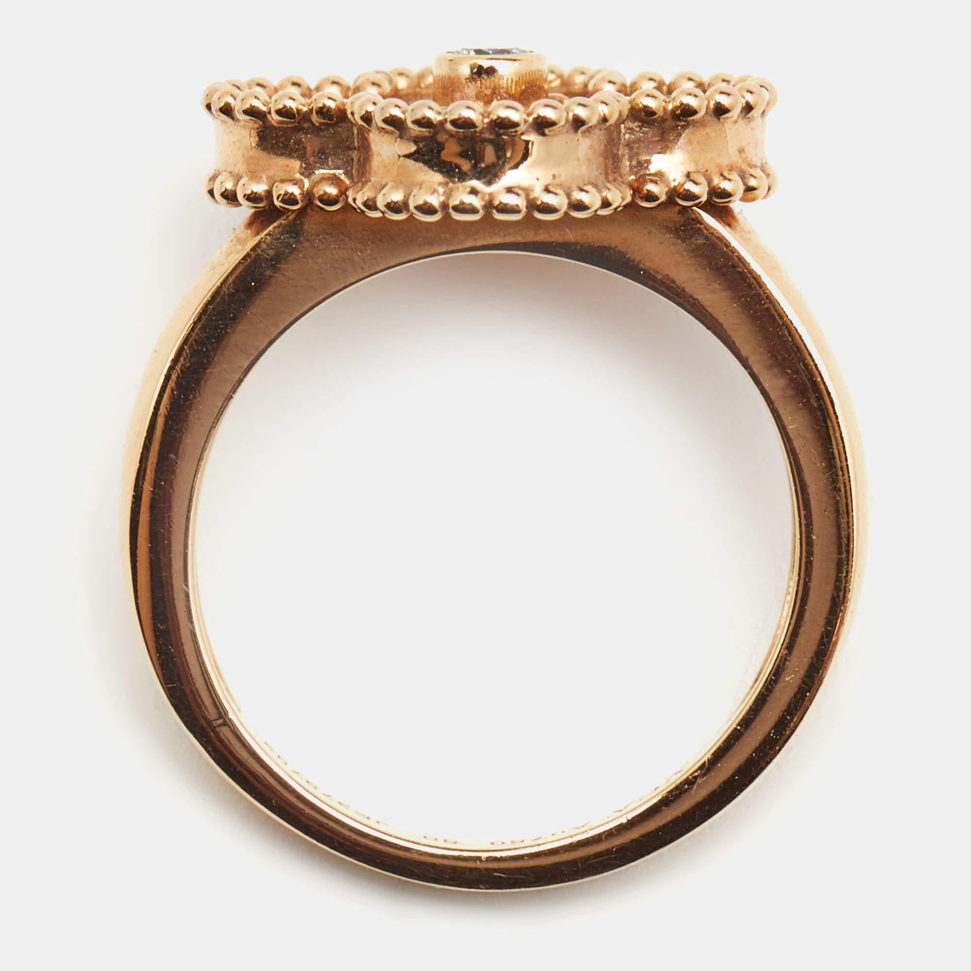 Van Cleef & Arpels Vintage Alhambra Diamant-Ring aus strukturiertem 18 Karat Roségold, Größe 50 im Zustand „Gut“ in Dubai, Al Qouz 2
