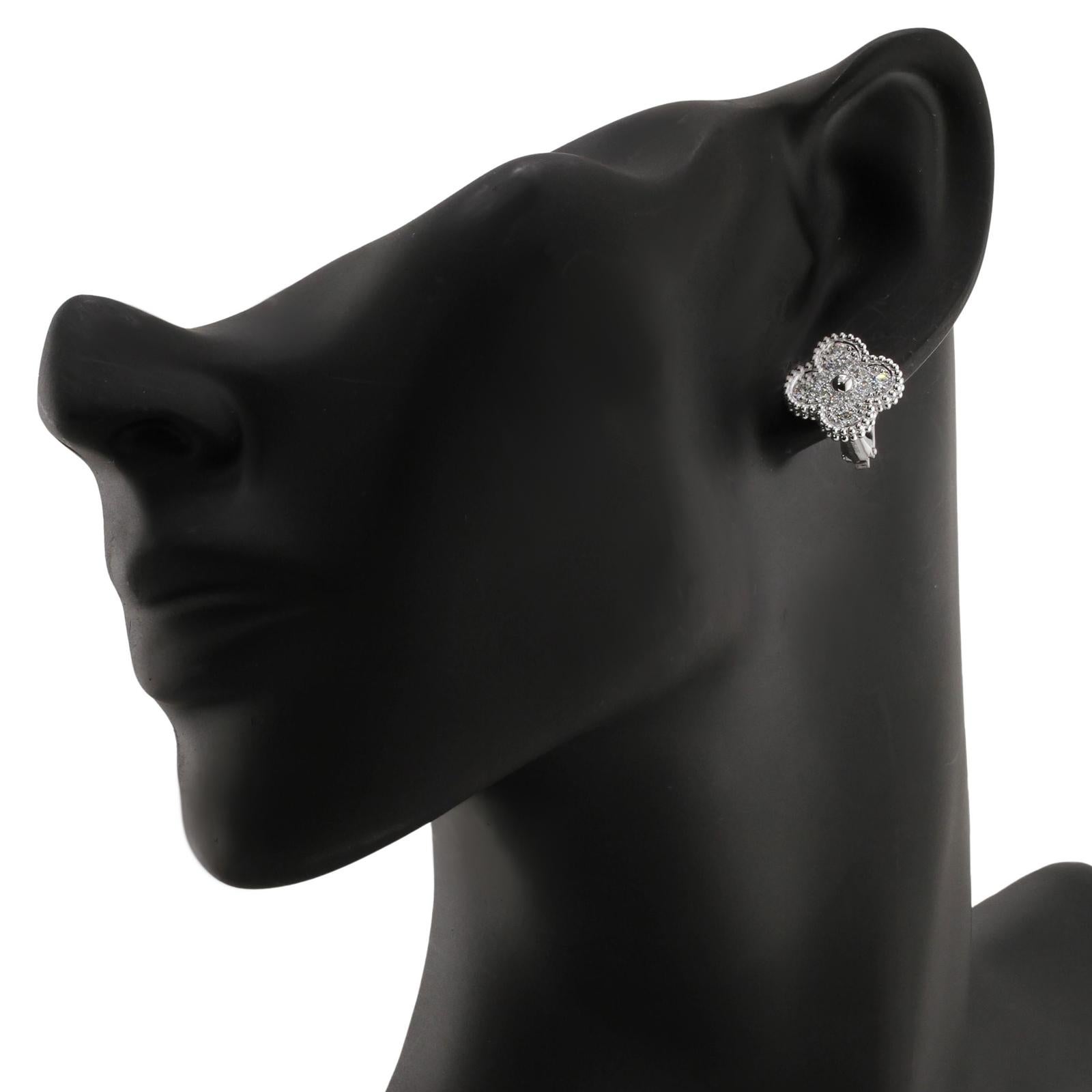 VAN CLEEF & ARPELS Boucles d'oreilles vintage Alhambra en or blanc et diamants avec boîte et papiers d'origine  Pour femmes en vente