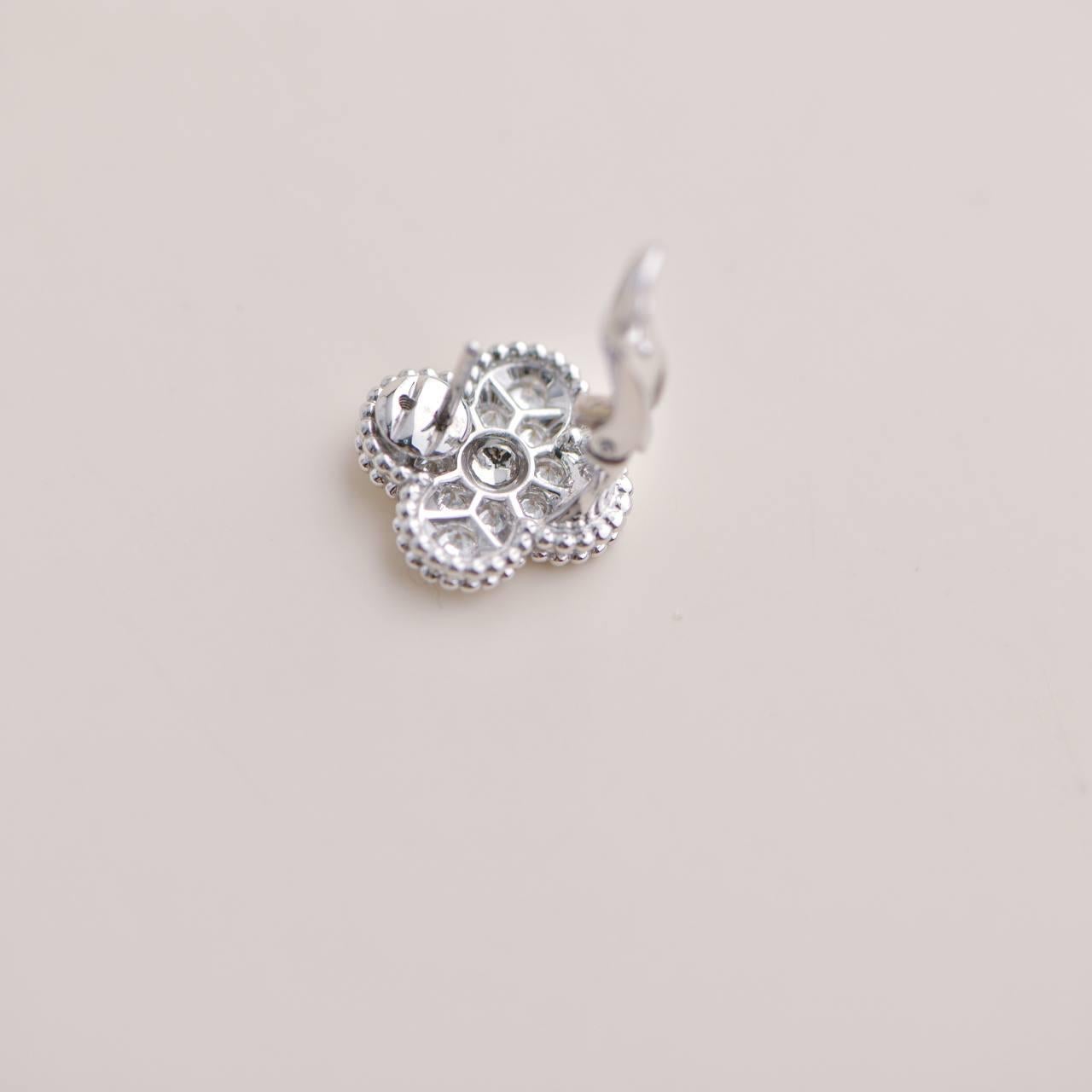 Van Cleef & Arpels Boucles d'oreilles vintage Alhambra en or blanc et diamants Excellent état - En vente à Banbury, GB