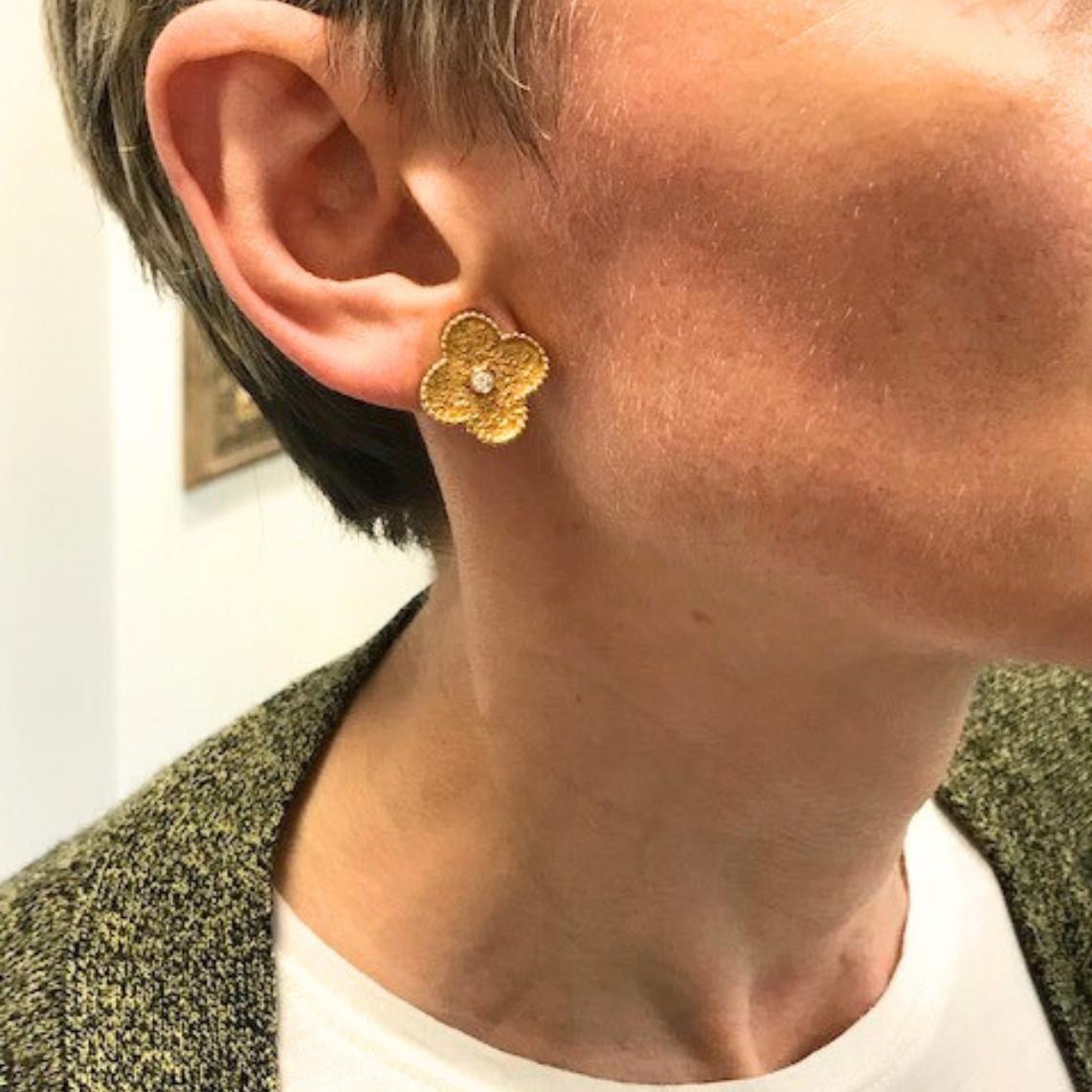 Van Cleef & Arpels Pendientes Vintage Alhambra Oro Diamante en venta 8