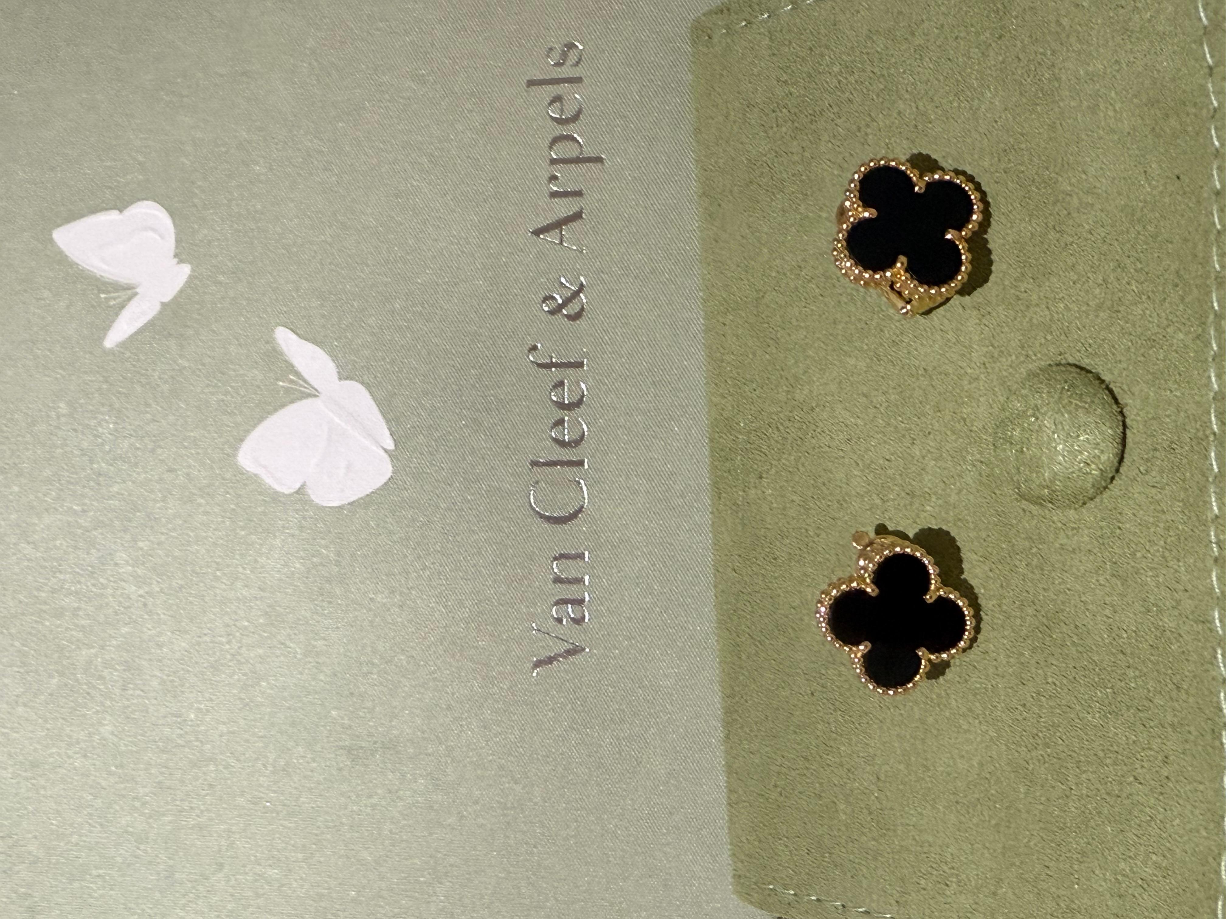 Van Cleef and Arpels Vintage Alhambra earrings, 18K yellow gold, onyx stone.
This iconic earrings feature the iconic 4-leaf clover motif, with black onyx stone in the centre and lever-hinged fittings..
Dimensions are 1.5cm wide and a gross weight of