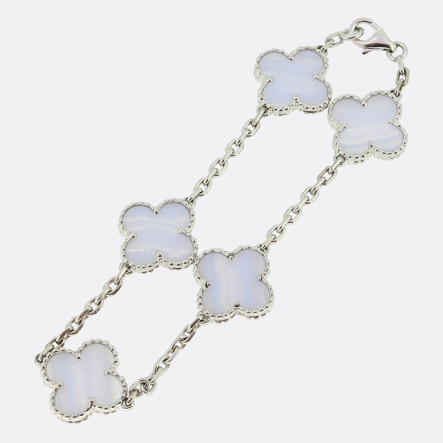 Voici un bracelet emblématique de la maison de joaillerie de luxe de renommée mondiale Van Cleef & Arpels. Ce bracelet fait partie de la collection Vintage Alhambra et présente cinq motifs de trèfle en or blanc avec une bordure perlée et une