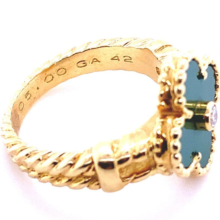 Retro Van Cleef & Arpels Vintage Alhambra Green Chalcedony Yellow Gold Diamond Ring For Sale