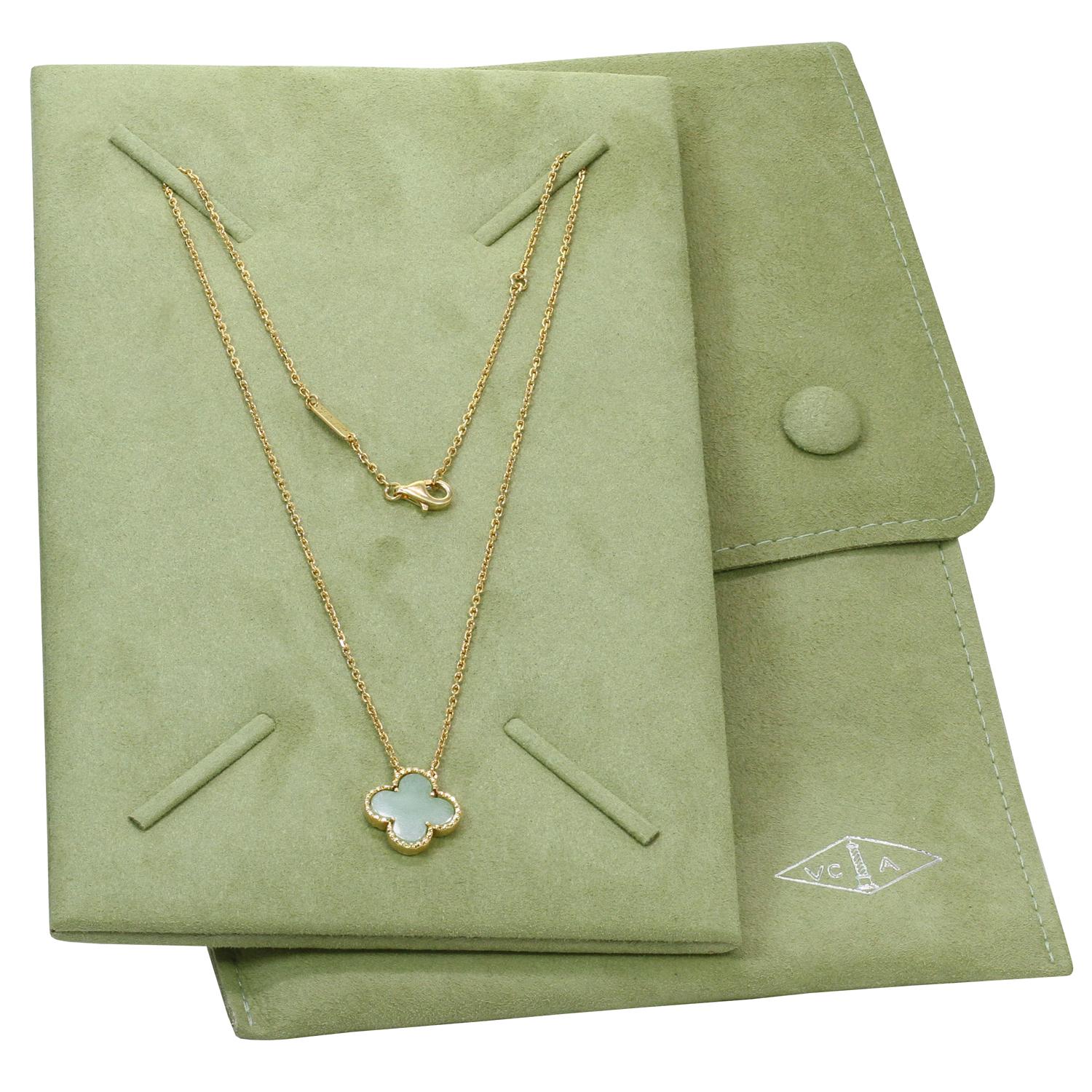 Van Cleef & Arpels Collier pendentif en or jaune et jade vert Alhambra Vintage Excellent état à New York, NY