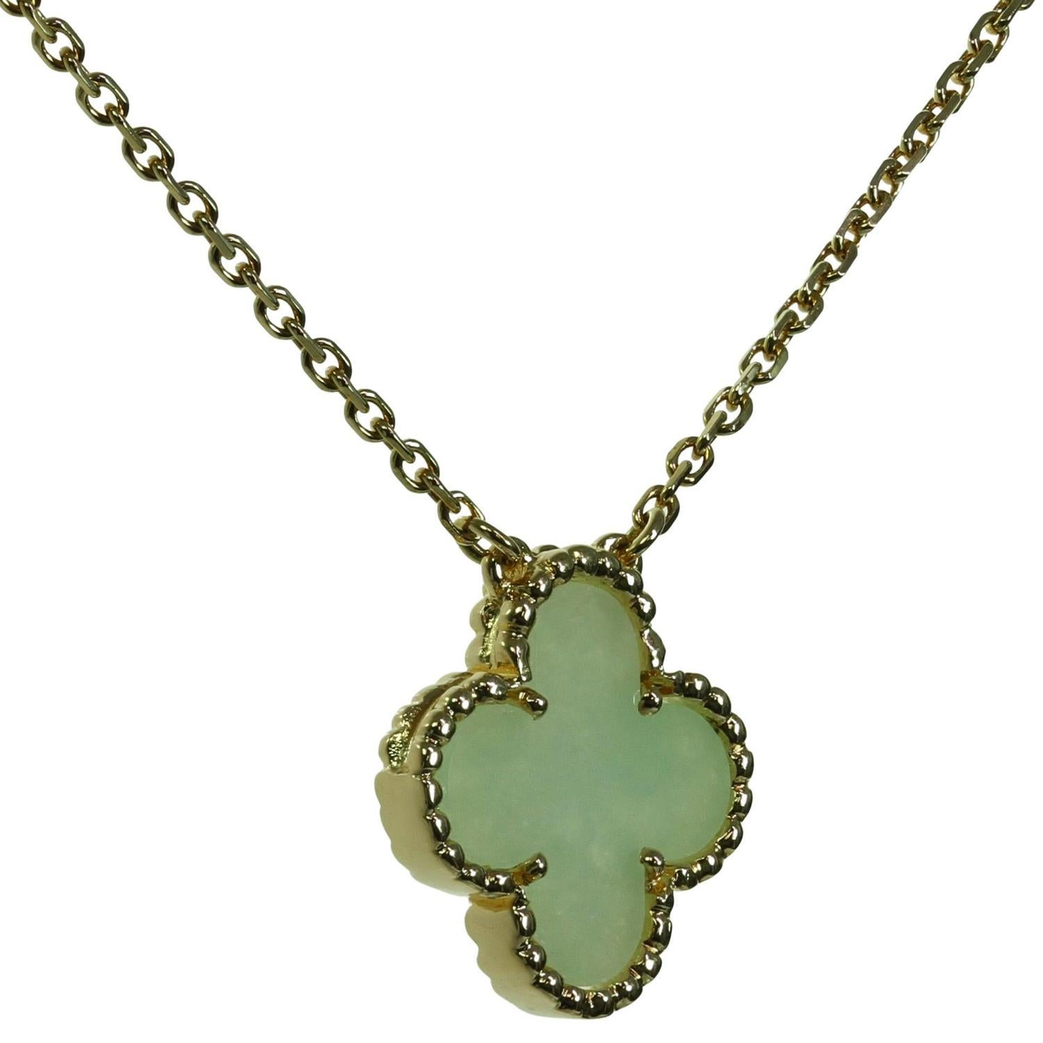Mixed Cut Van Cleef & Arpels Vintage Alhambra Green Jade Yellow Gold Pendant Necklace