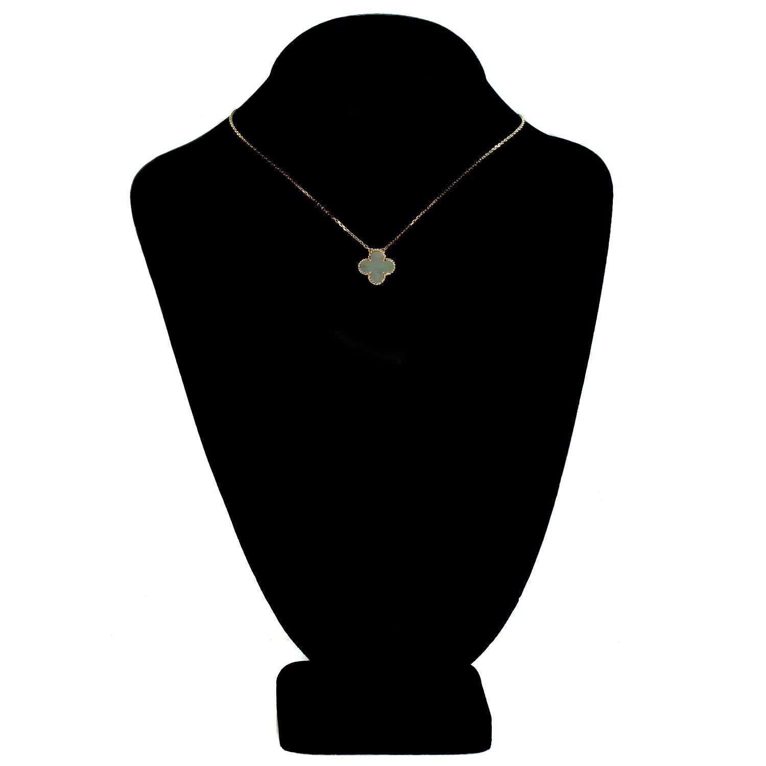 Van Cleef & Arpels Vintage Alhambra Green Jade Yellow Gold Pendant Necklace In Excellent Condition In New York, NY