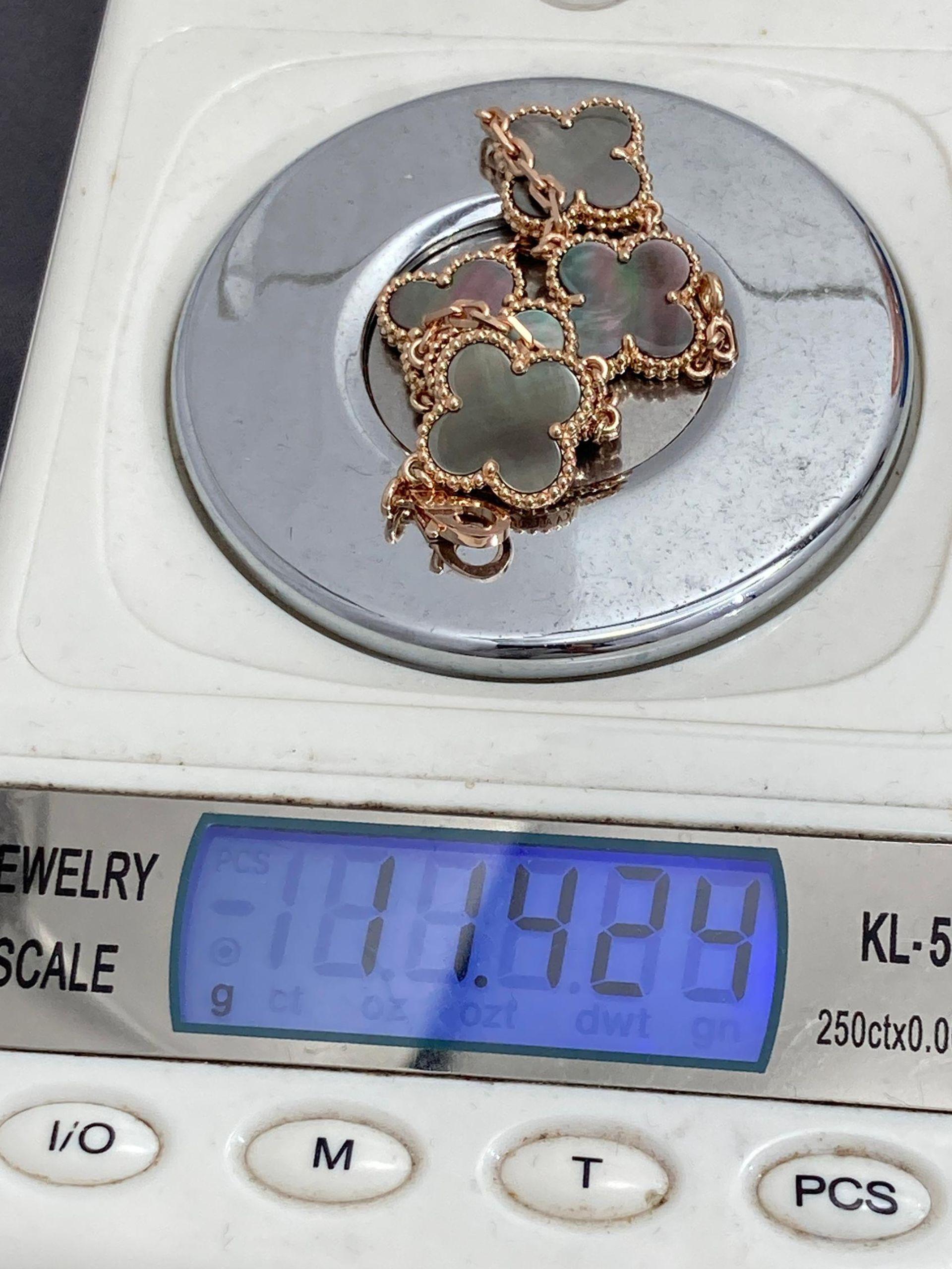 Van Cleef & Arpels Vintage Alhambra Grau Perlmutt 18K Rose Gold Armband für Damen oder Herren im Angebot