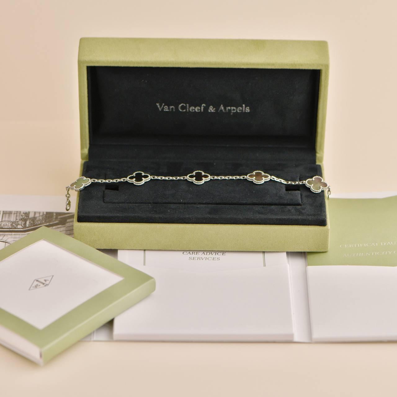 SKU	33301153
Comes With	Full Set (Box + Card)
Date	2021
Model	VCARP3RS00
Serial Number	JC******
Metal	18k White Gold
Stones	Mother of Pearl
Weight	Approximately 12.1 g
Length	Approximately 18 cm
Condition	Excellent
________________________
If you