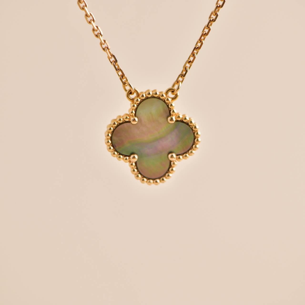 Van Cleef & Arpels Vintage Alhambra Grey Mother of Pearl Pendant Necklace In Excellent Condition In Banbury, GB