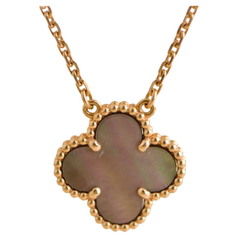 Van Cleef & Arpels Collana Vintage Alhambra Grigio con Ciondolo di Madreperla in vendita